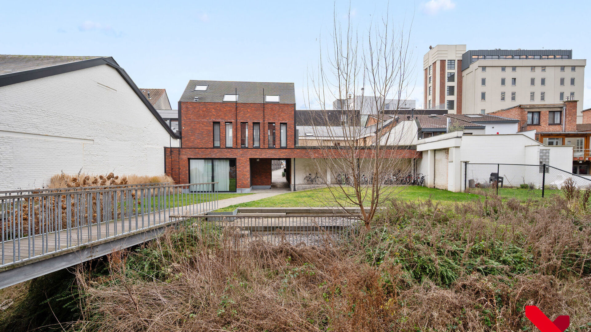 Deze mooie en uitstekend onderhouden studentenkamer biedt alles wat je nodig hebt voor een comfortabel verblijf in Leuven. De kamer beschikt over een eigen badkamer met douche en toilet, een vast bureaumeubel, voldoende kastruimte en een privéfrigo.
De