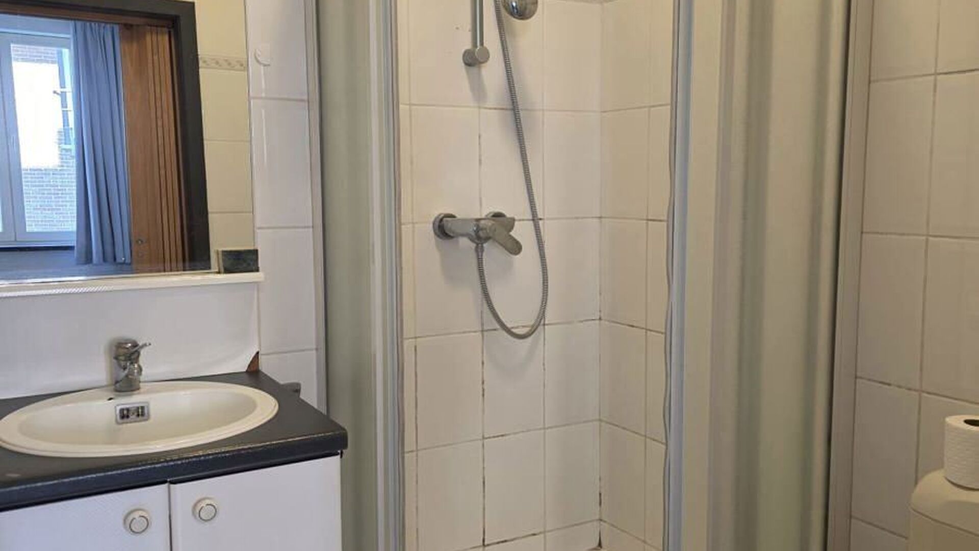 Deze gezellige en praktische studentenkamer in de Lepelstraat in Leuven is een ideale uitvalsbasis voor studenten. De kamer is gemeubeld en beschikt over een bed, bureau, kleerkast en koelkast.
De kamer biedt alles wat je nodig hebt voor een comfortabel