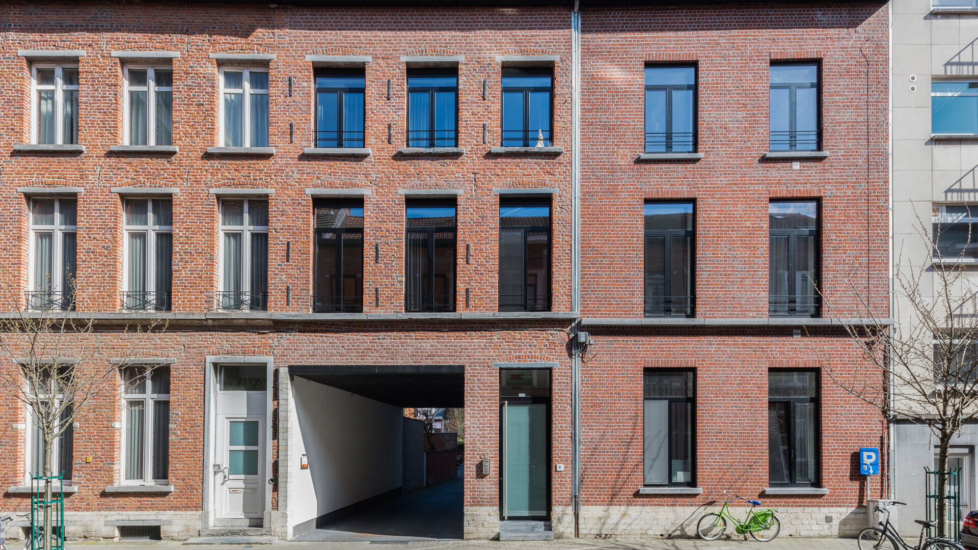 Nieuwe studentenkamer in de vorm van triplex in prestigieus project, Campus Vital. Deze studentenkamer bevindt zich op het eerste verdiep. Men heeft het slaapgedeelte in duplexvorm en de badkamer als benedenverdiep. De kamer is gemeubeld met bed, bureau,
