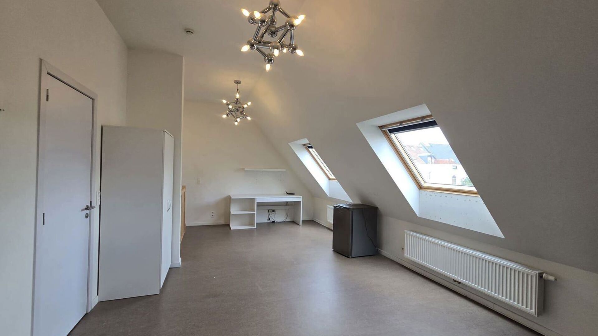 Nieuwe studentenkamer in de vorm van triplex in prestigieus project, Campus Vital. Deze studentenkamer bevindt zich op het eerste verdiep. Men heeft het slaapgedeelte in duplexvorm en de badkamer als benedenverdiep. De kamer is gemeubeld met bed, bureau,