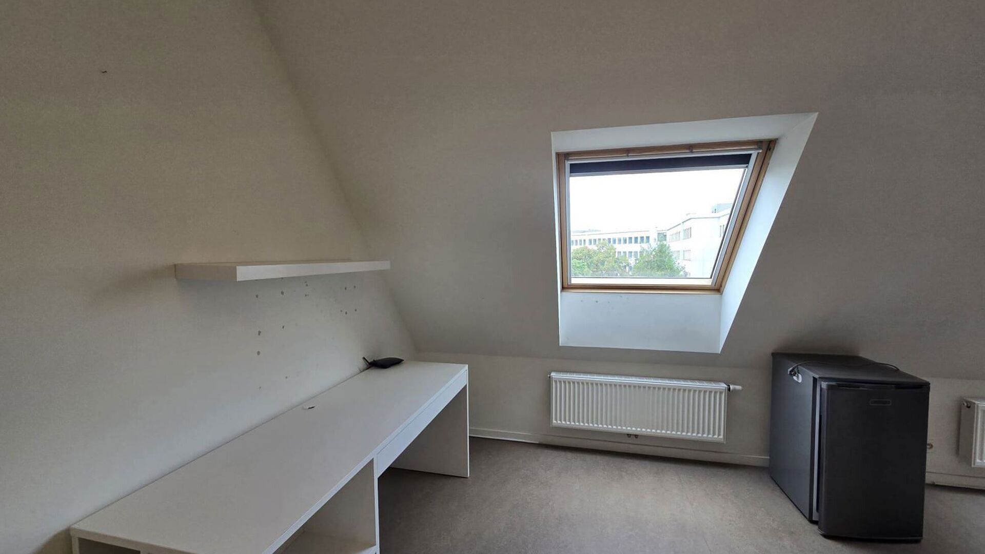 Nieuwe studentenkamer in de vorm van triplex in prestigieus project, Campus Vital. Deze studentenkamer bevindt zich op het eerste verdiep. Men heeft het slaapgedeelte in duplexvorm en de badkamer als benedenverdiep. De kamer is gemeubeld met bed, bureau,