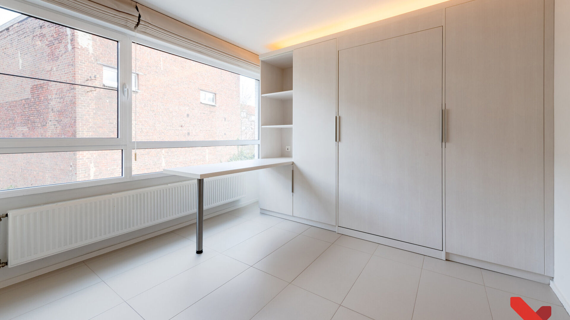 VOOR ACADEMIEJAAR 2026-2027
Welkom in deze ruime studentenstudio gelegen in hartje Leuven!
Deze ruime studio beschikt over een geïnstalleerde kitchenette, eigen sanitair en een geïnstalleerd meubel met opklapbaarbed.
Dankzij de grote raampartijen kan u