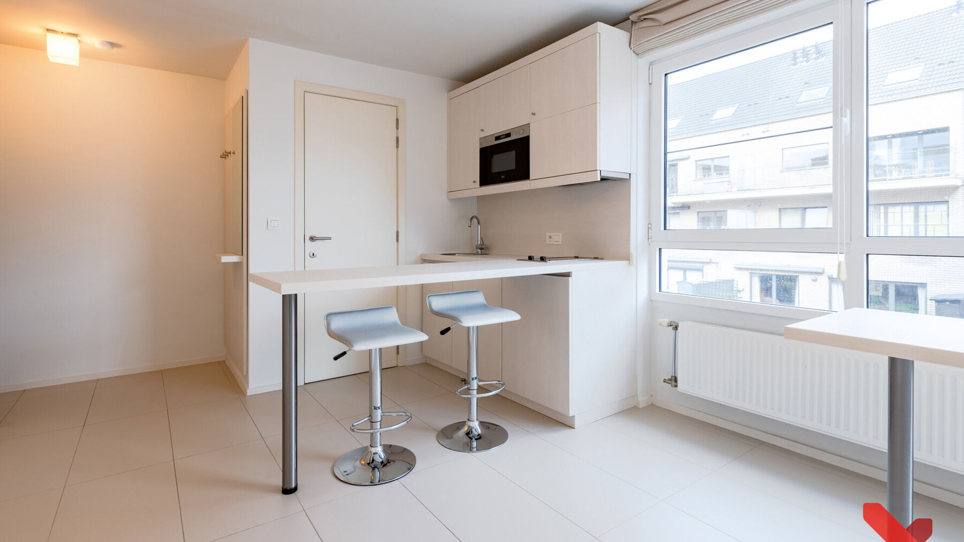 VOOR ACADEMIEJAAR 2026-2027
Welkom in deze ruime studentenstudio gelegen in hartje Leuven!
Deze ruime studio beschikt over een geïnstalleerde kitchenette, eigen sanitair en een geïnstalleerd meubel met opklapbaarbed.
Dankzij de grote raampartijen kan u
