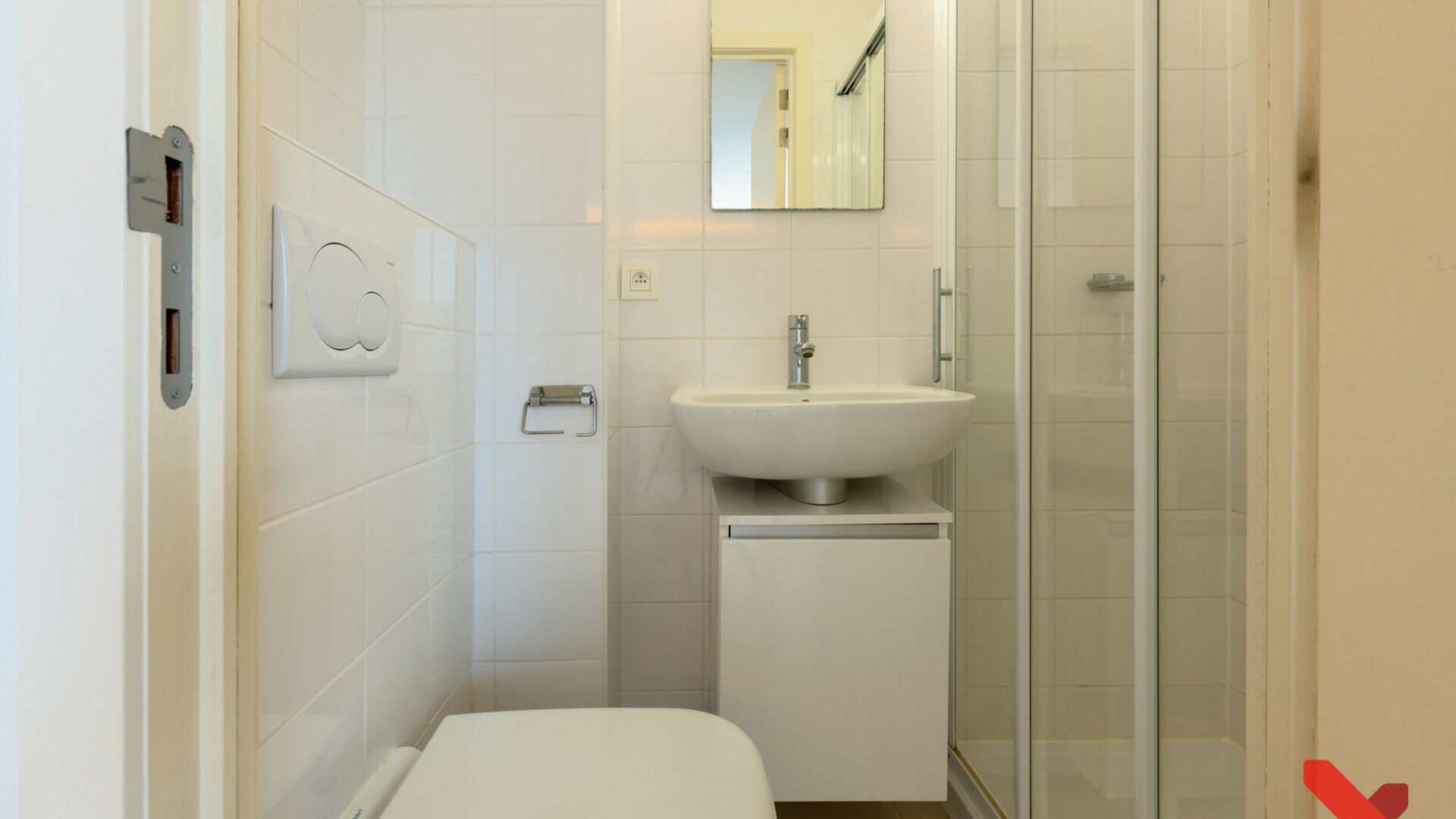 VOOR ACADEMIEJAAR 2026-2027
Welkom in deze ruime studentenstudio gelegen in hartje Leuven!
Deze ruime studio beschikt over een geïnstalleerde kitchenette, eigen sanitair en een geïnstalleerd meubel met opklapbaarbed.
Dankzij de grote raampartijen kan u