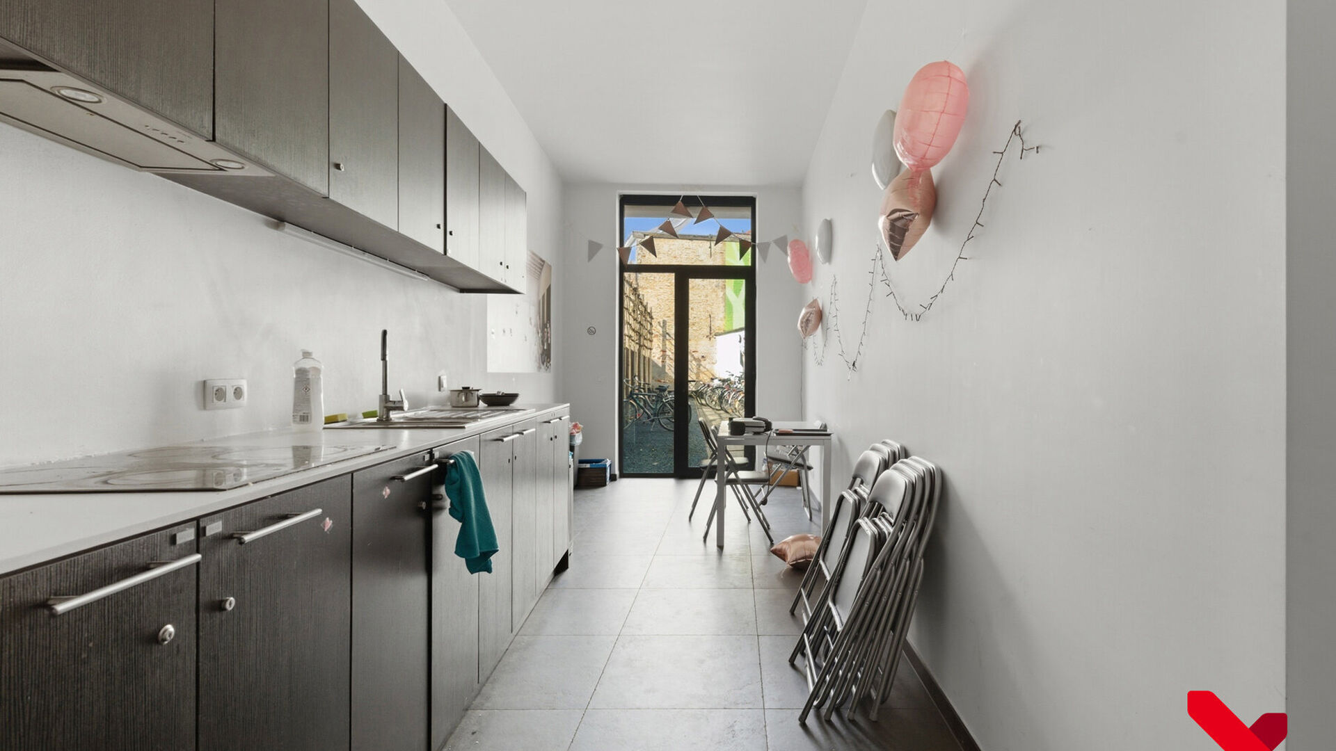 Welkom in Leuven! Deze studentenkamer is gelegen op een uitstekende locatie binnen leuven met alle faculteiten binnen wandel- of fietsafstand. Ook andere faciliteiten zoals openbaar vervoer, winkels en sportinfranstructuur liggen vlakbij. De kamer is gele