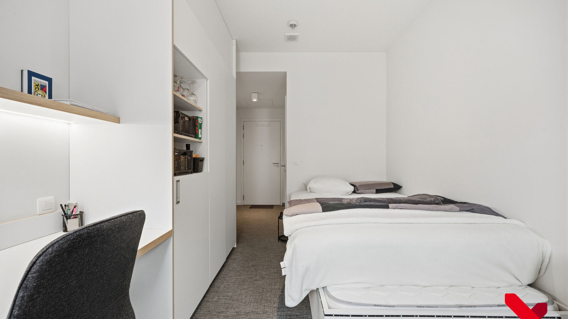 Welkom in residentie 'Ace', gelegen in een rustige buurt, in hartje Leuven. Deze kamer biedt alles wat je nodig hebt om te studeren, te ontspannen en te genieten van een fantastische studententijd!
Stap binnen en ontdek jouw eigen privéruimte, compleet