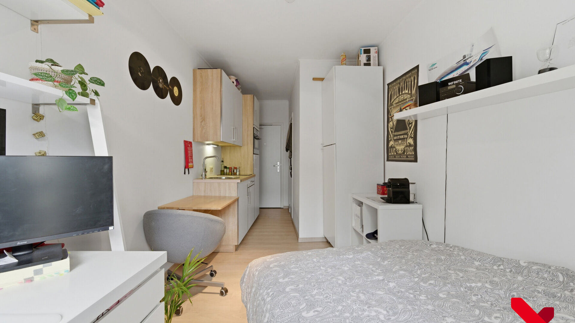 Welkom in Leuven! Deze gezellige studio is gelegen in de bruisende Tiensestraat, een locatie die niet alleen bekend staat om zijn levendige sfeer maar ook om zijn uitstekende bereikbaarheid. Openbaar vervoer, winkels en sportinfrastructuur bevinden zich a