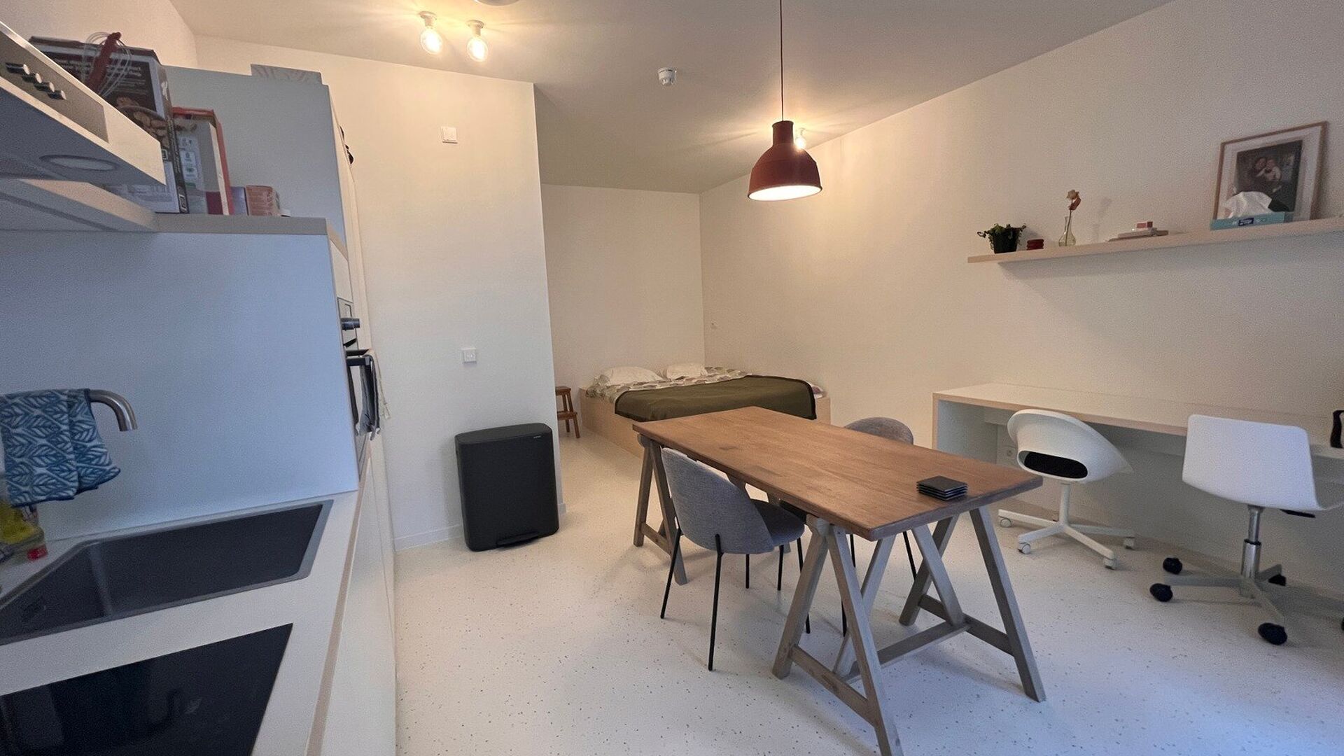 RÉSERVÉ AUX ÉTUDIANTS !
La Résidence YOU, située en plein milieu de l’avenue des Alliés, est le nouveau hotspot pour les étudiants. Ce studio confortable est situé à l’arrière, au niveau du jardin, et mesure 28 m². Le studio comprend un bu