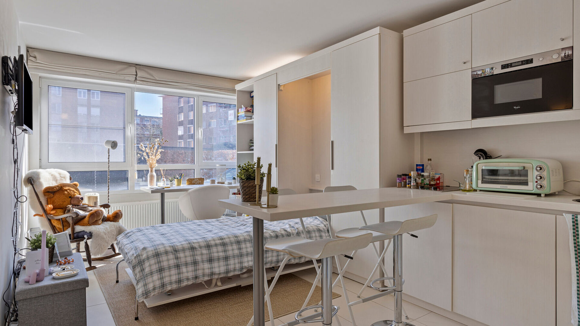 Bienvenue dans ce studio étudiant confortable, idéalement situé pour une vie étudiante sans souci !
Ce studio est strictement destiné à un usage individuel et est entièrement meublé avec un lit, bureau, table, étagère et armoire. Il dispose ég