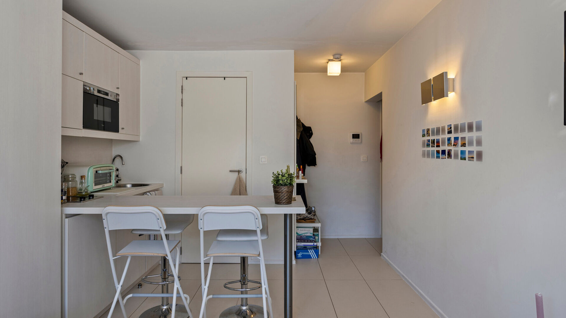 Bienvenue dans ce studio étudiant confortable, idéalement situé pour une vie étudiante sans souci !
Ce studio est strictement destiné à un usage individuel et est entièrement meublé avec un lit, bureau, table, étagère et armoire. Il dispose ég