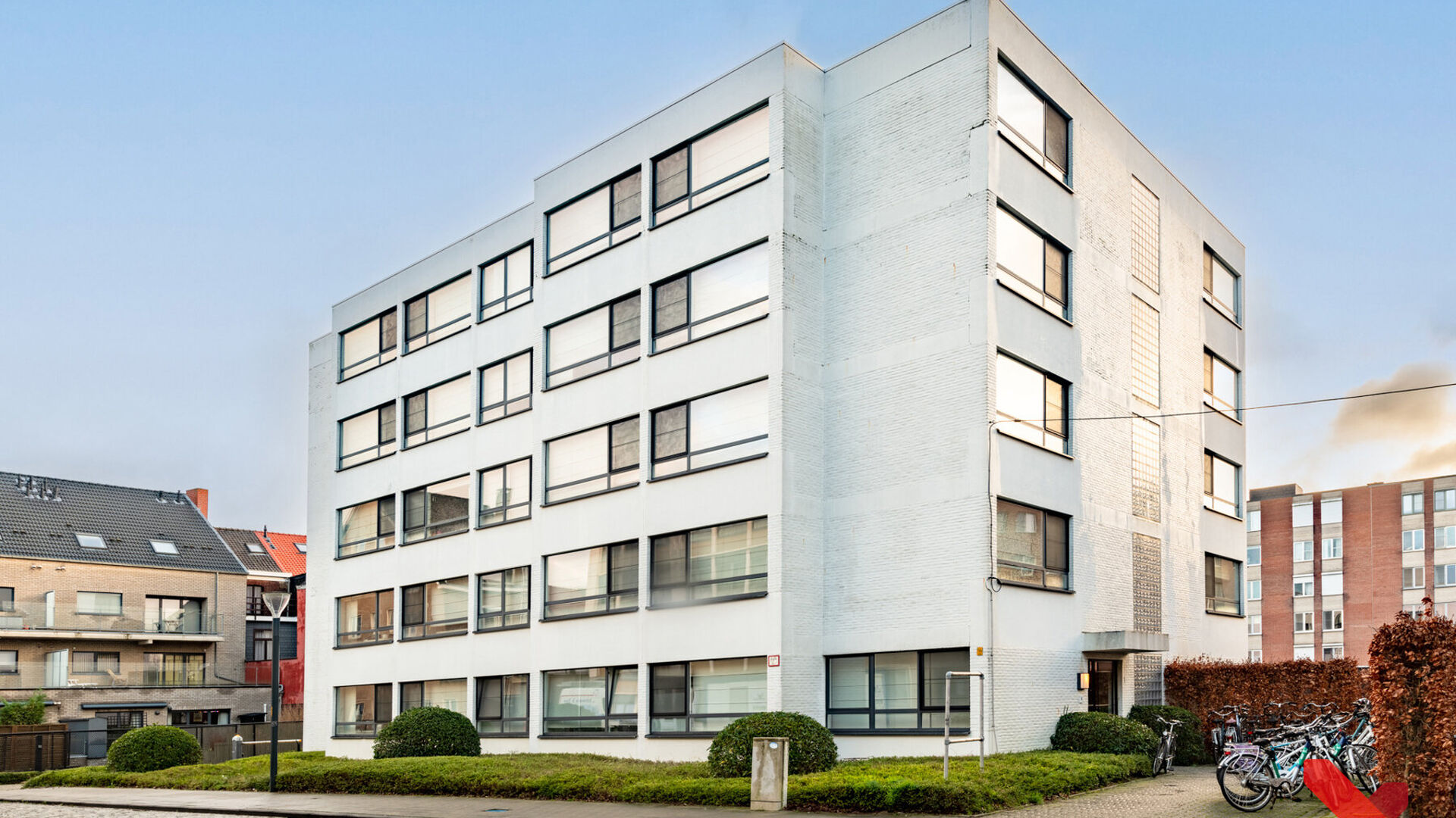 Bienvenue dans ce spacieux studio d'étudiant situé au cœur de Louvain !
Ce studio spacieux dispose d'une kitchenette installée, de ses propres installations sanitaires et d'un meuble installé avec un lit pliant.
Grâce aux grandes fenêtres, vous po