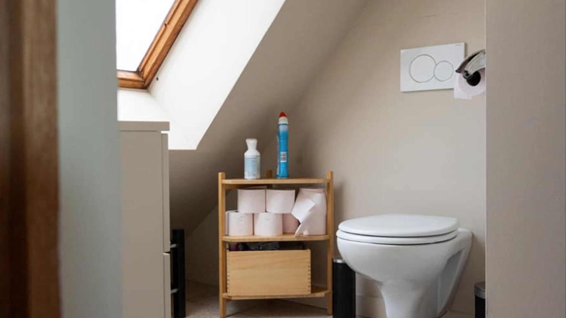 SEULEMENT POUR LES ÉTUDIANTS : Ce studio sur le toit est situé au quatrième étage d'une petite résidence sur l'avenue verte du Cardinal Mercier. Il est entièrement meublé avec un lit double, un bureau, une table, une kitchenette intégrée avec ré