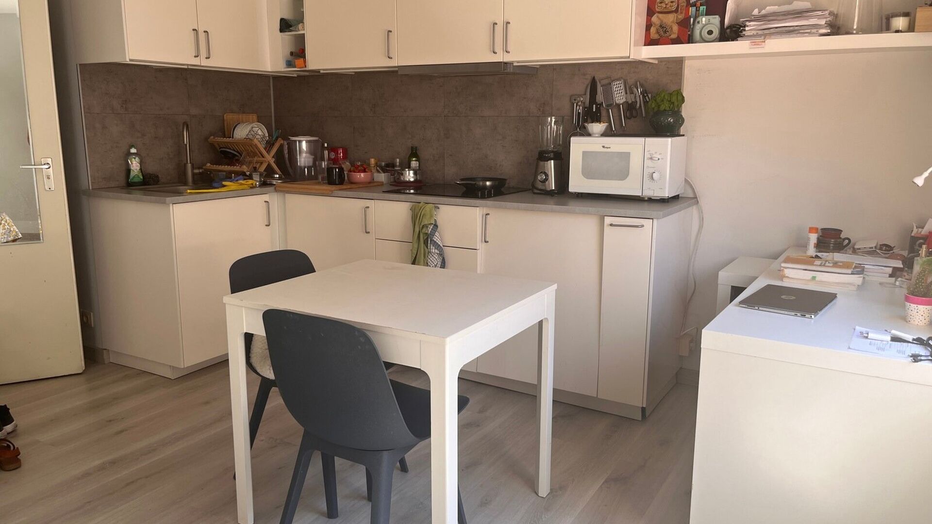 UNIQUEMENT POUR LES ÉTUDIANTS : Studio lumineux et frais, dans Paris Street, à l'angle de la rue Old Market. Le studio dispose d'un coin nuit, d'un bureau et d'une cuisine équipée. Salle de bain avec douche, lavabo et toilettes. 2 grandes fenêtres ve