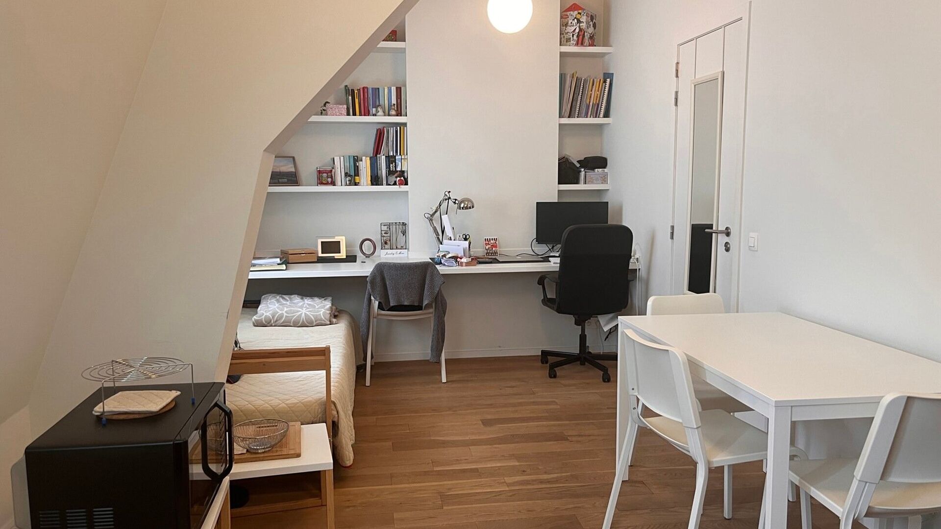 Joli studio pour étudiants à louer dans un endroit de choix à Louvain.
Ce studio est situé au troisième étage. Il est équipé d'une cuisine, d'un bureau et d'un lit en mezzanine. Il y a un ascenseur dans l'immeuble et des machines à laver et à s