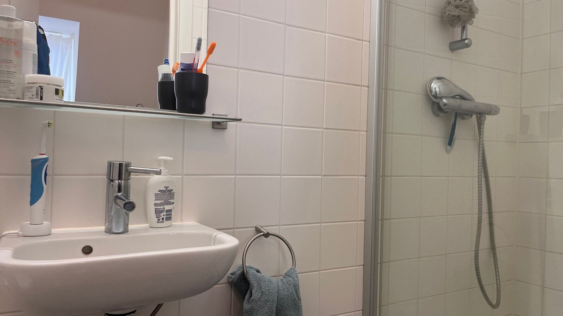 Joli studio pour étudiants à louer dans un endroit de choix à Louvain.
Ce studio est situé au troisième étage. Il est équipé d'une cuisine, d'un bureau et d'un lit en mezzanine. Il y a un ascenseur dans l'immeuble et des machines à laver et à s