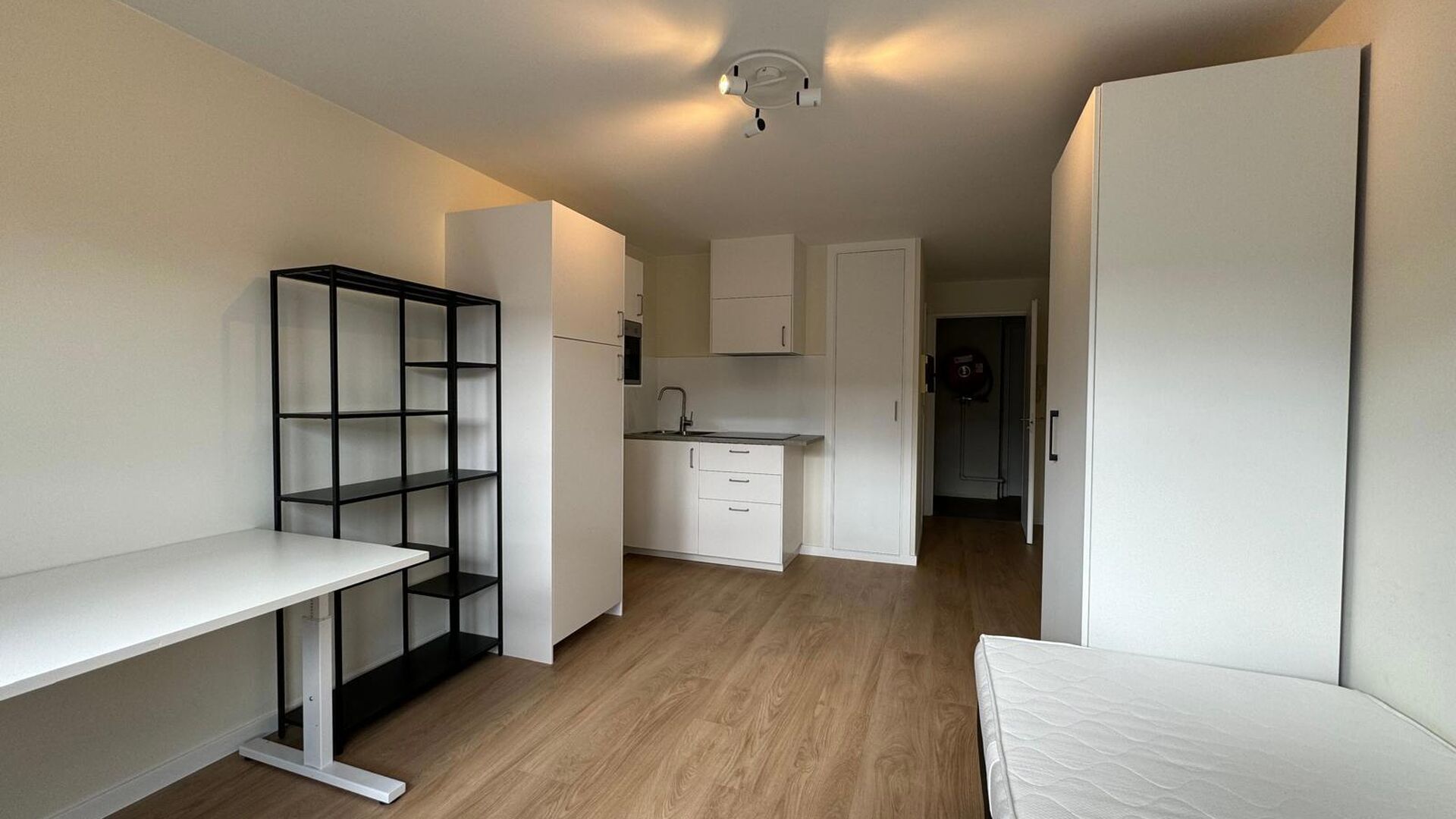 Seulement &eacute;tudiants
Le studio est situ&eacute; au troisi&egrave;me &eacute;tage de l'immeuble (o&ugrave; se trouve &eacute;galement un ascenseur) et comprend un s&eacute;jour/chambre avec lit, canap&eacute;, table &agrave; manger avec chaises, bureau, kitchenette et salle de bain avec douche, lavabo e