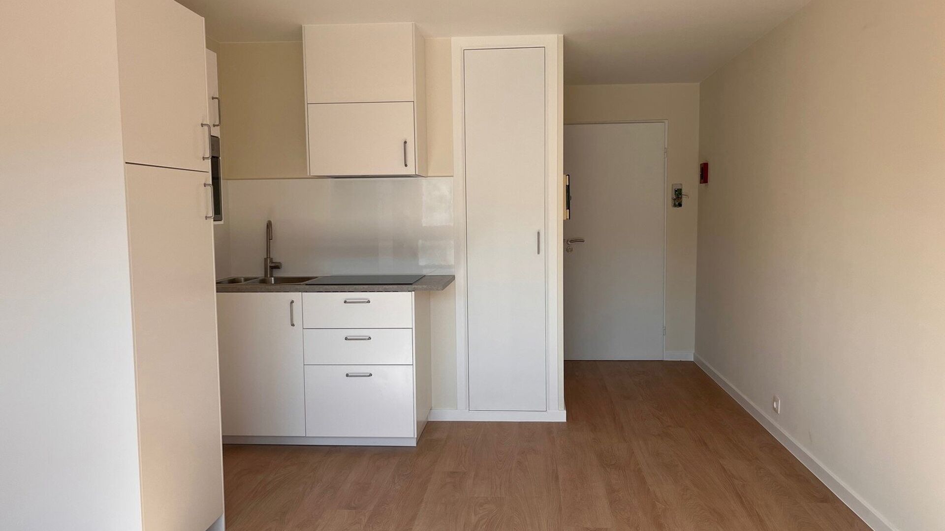 Seulement &eacute;tudiants
Le studio est situ&eacute; au troisi&egrave;me &eacute;tage de l'immeuble (o&ugrave; se trouve &eacute;galement un ascenseur) et comprend un s&eacute;jour/chambre avec lit, canap&eacute;, table &agrave; manger avec chaises, bureau, kitchenette et salle de bain avec douche, lavabo e