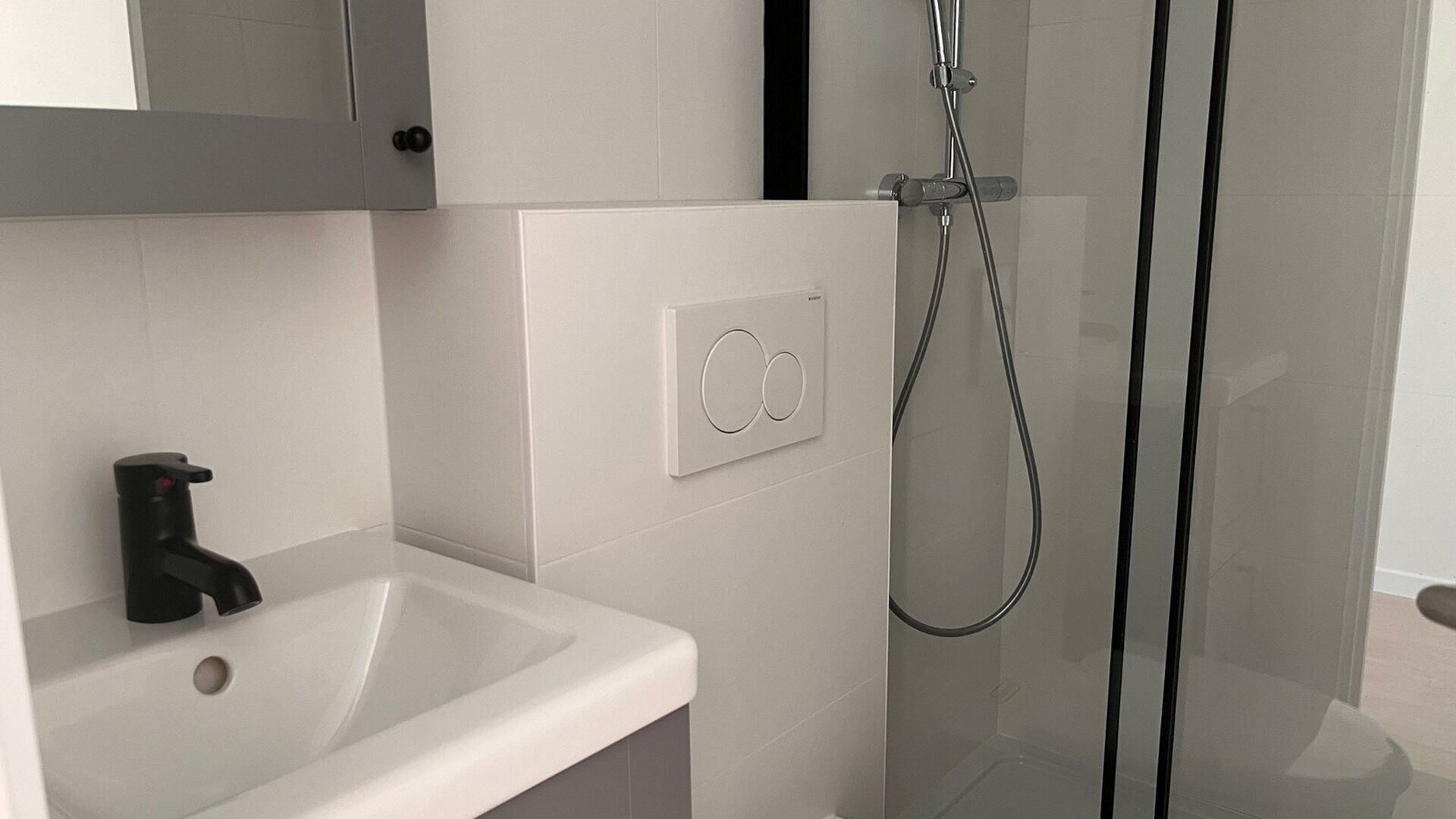 Seulement &eacute;tudiants
Le studio est situ&eacute; au troisi&egrave;me &eacute;tage de l'immeuble (o&ugrave; se trouve &eacute;galement un ascenseur) et comprend un s&eacute;jour/chambre avec lit, canap&eacute;, table &agrave; manger avec chaises, bureau, kitchenette et salle de bain avec douche, lavabo e