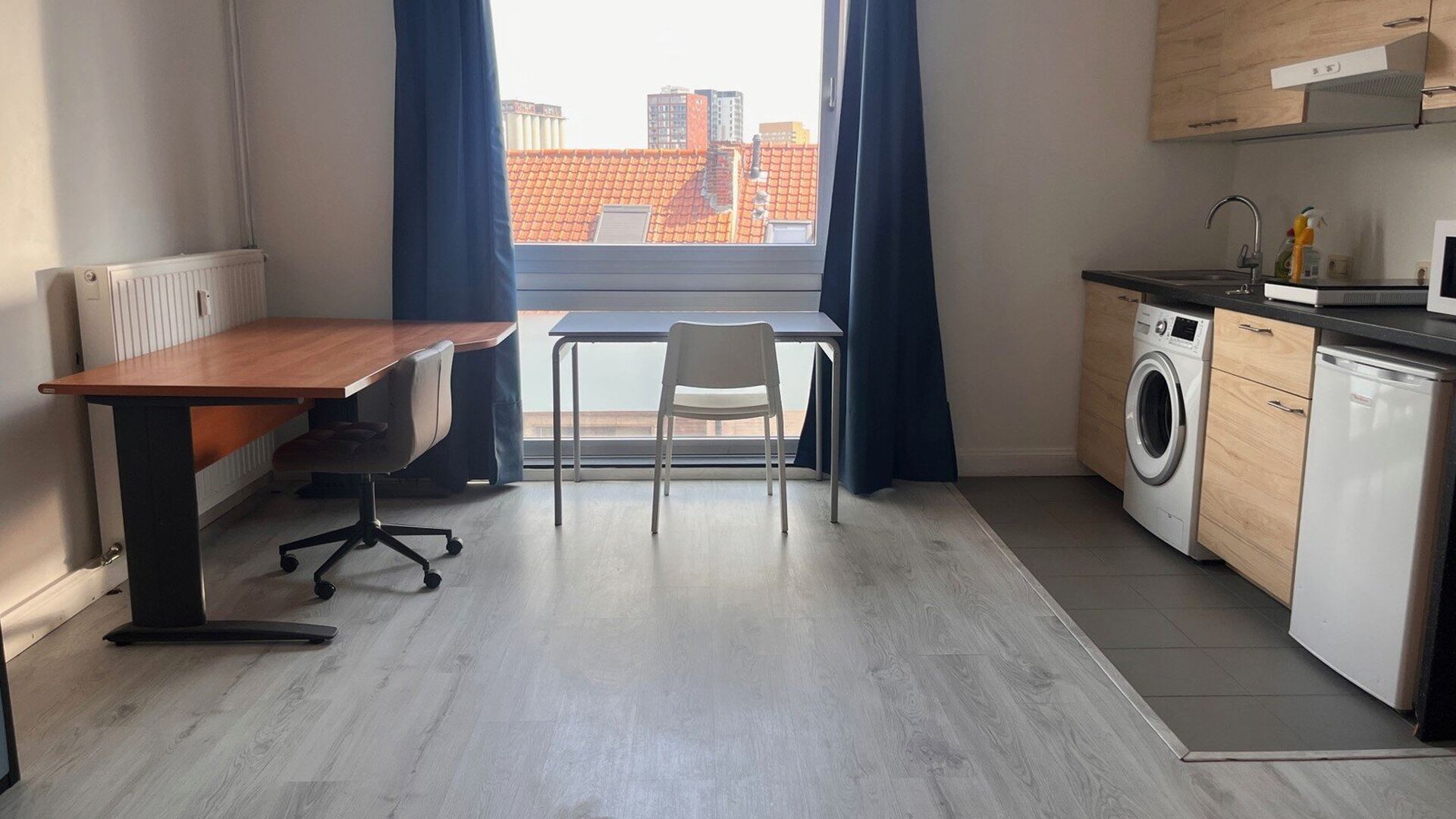 Spacious bright studio with a view over the Dijle. The studio is quietly located in the back of Mechelsestraat, with easy access to the center, public transport and the Leuven ring road.  It is located on the third floor in a building with elevator. The 