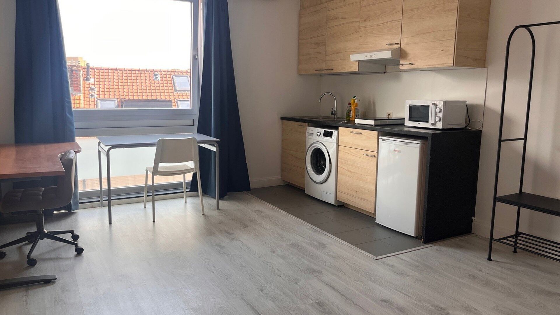 Spacious bright studio with a view over the Dijle. The studio is quietly located in the back of Mechelsestraat, with easy access to the center, public transport and the Leuven ring road.  It is located on the third floor in a building with elevator. The 