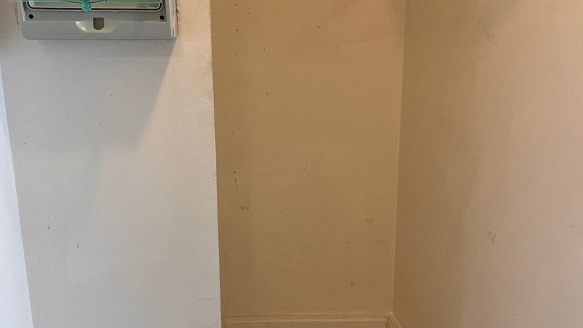 Spacious bright studio with a view over the Dijle. The studio is quietly located in the back of Mechelsestraat, with easy access to the center, public transport and the Leuven ring road.  It is located on the third floor in a building with elevator. The 