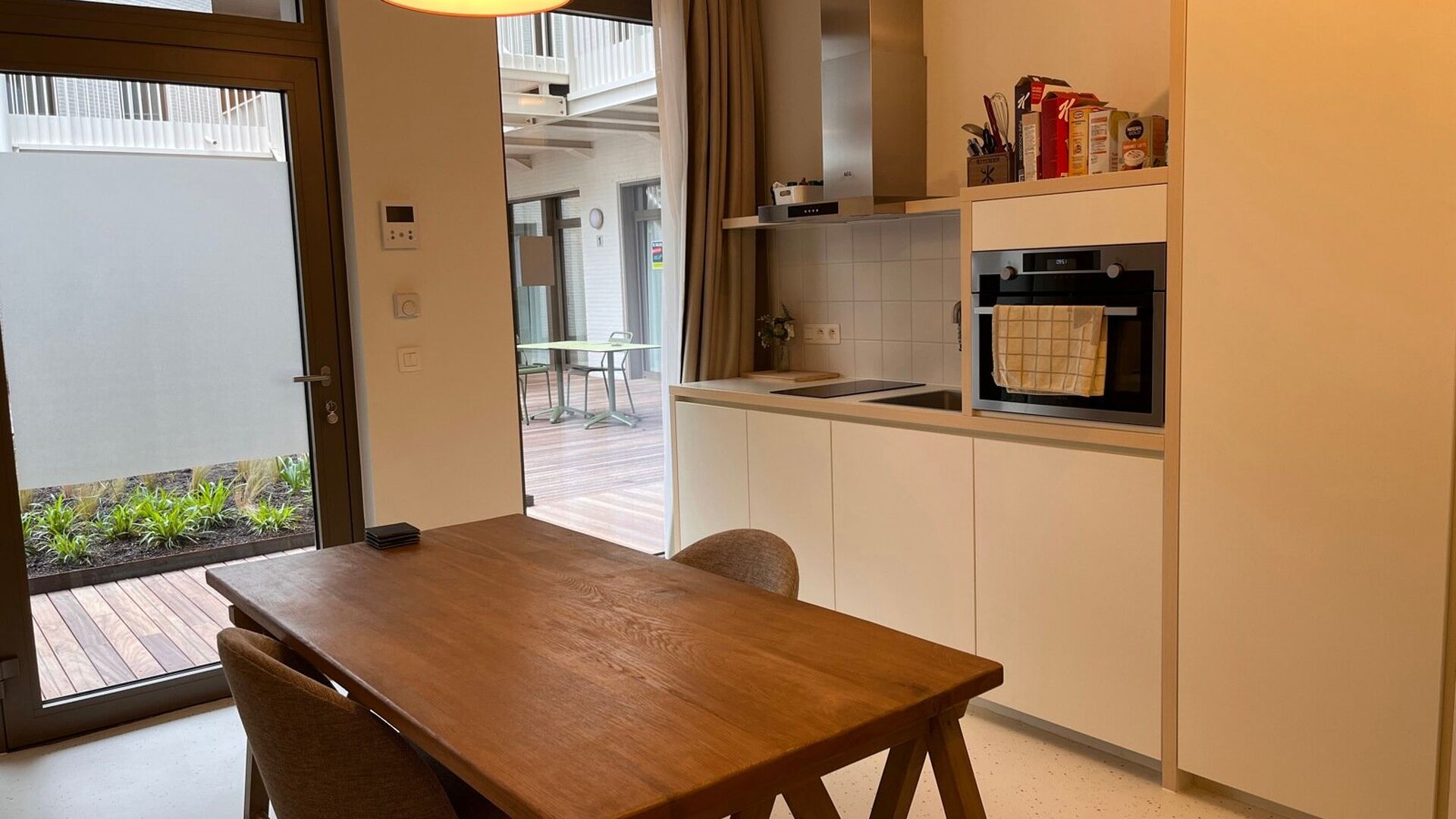 Residence YOU, in the middle on Bondgenoten Avenue, is the new hot spot for students. This cozy studio is located in the back on the garden level and measures 28 m². The studio includes a desk, dining table, fully equipped kitchen, built-in closet, doubl