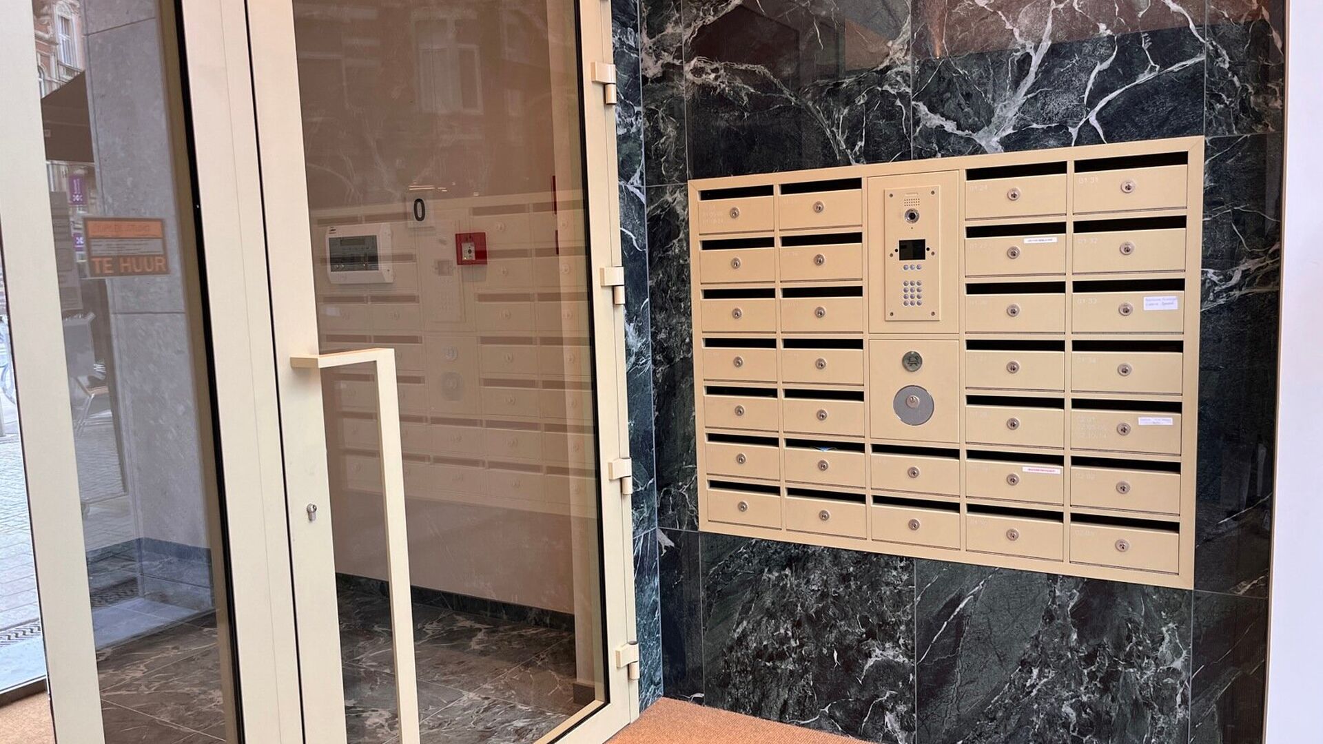 Residence YOU, in the middle on Bondgenoten Avenue, is the new hot spot for students. This cozy studio is located in the back on the garden level and measures 28 m². The studio includes a desk, dining table, fully equipped kitchen, built-in closet, doubl