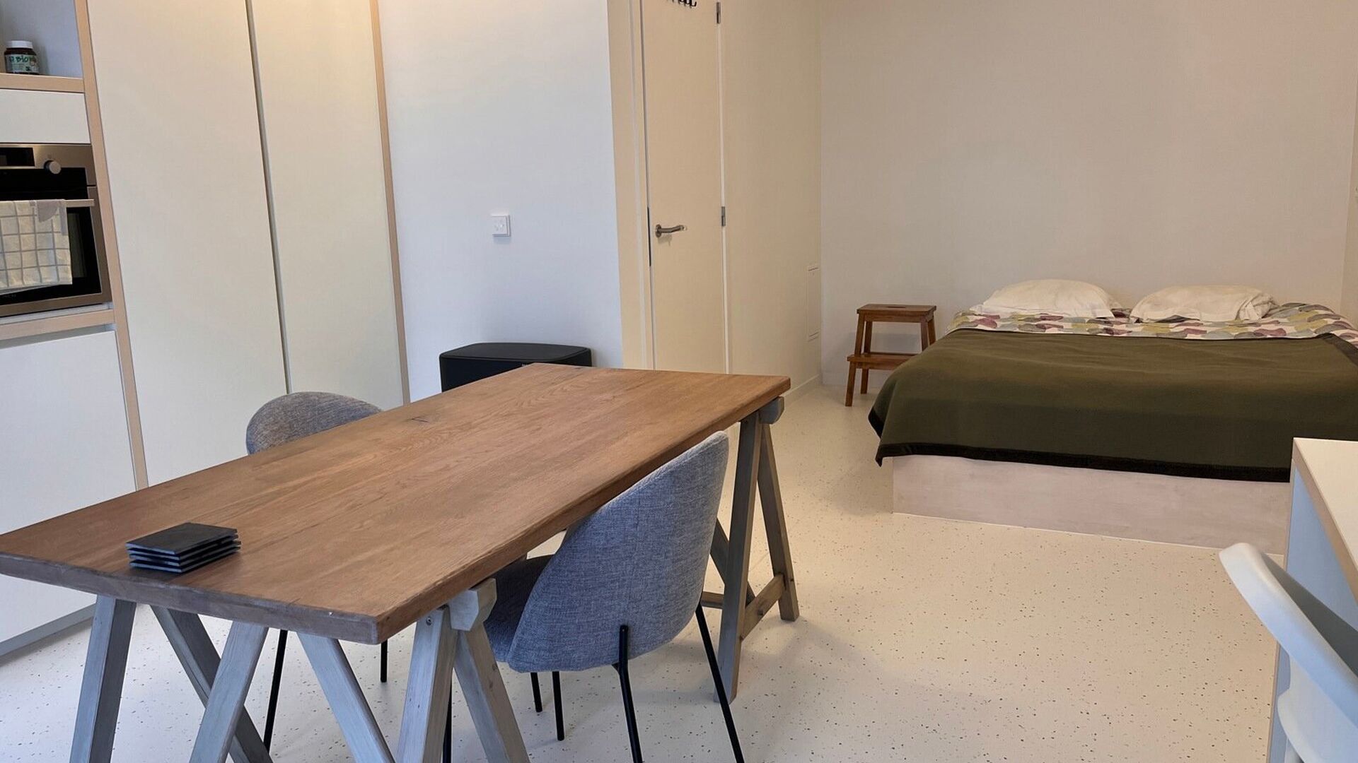 Residence YOU, in the middle on Bondgenoten Avenue, is the new hot spot for students. This cozy studio is located in the back on the garden level and measures 28 m&sup2;. The studio includes a desk, dining table, fully equipped kitchen, built-in closet, doubl
