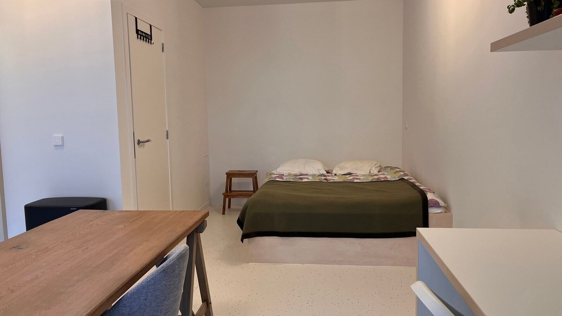 STUDENTS ONLY!

Residence YOU, located in the middle of Bondgenotenlaan, is the new hotspot for students. This cozy studio is situated at the back on garden level and measures 28 m&sup2;. The studio includes a desk, dining table, fully equipped kitchen, built