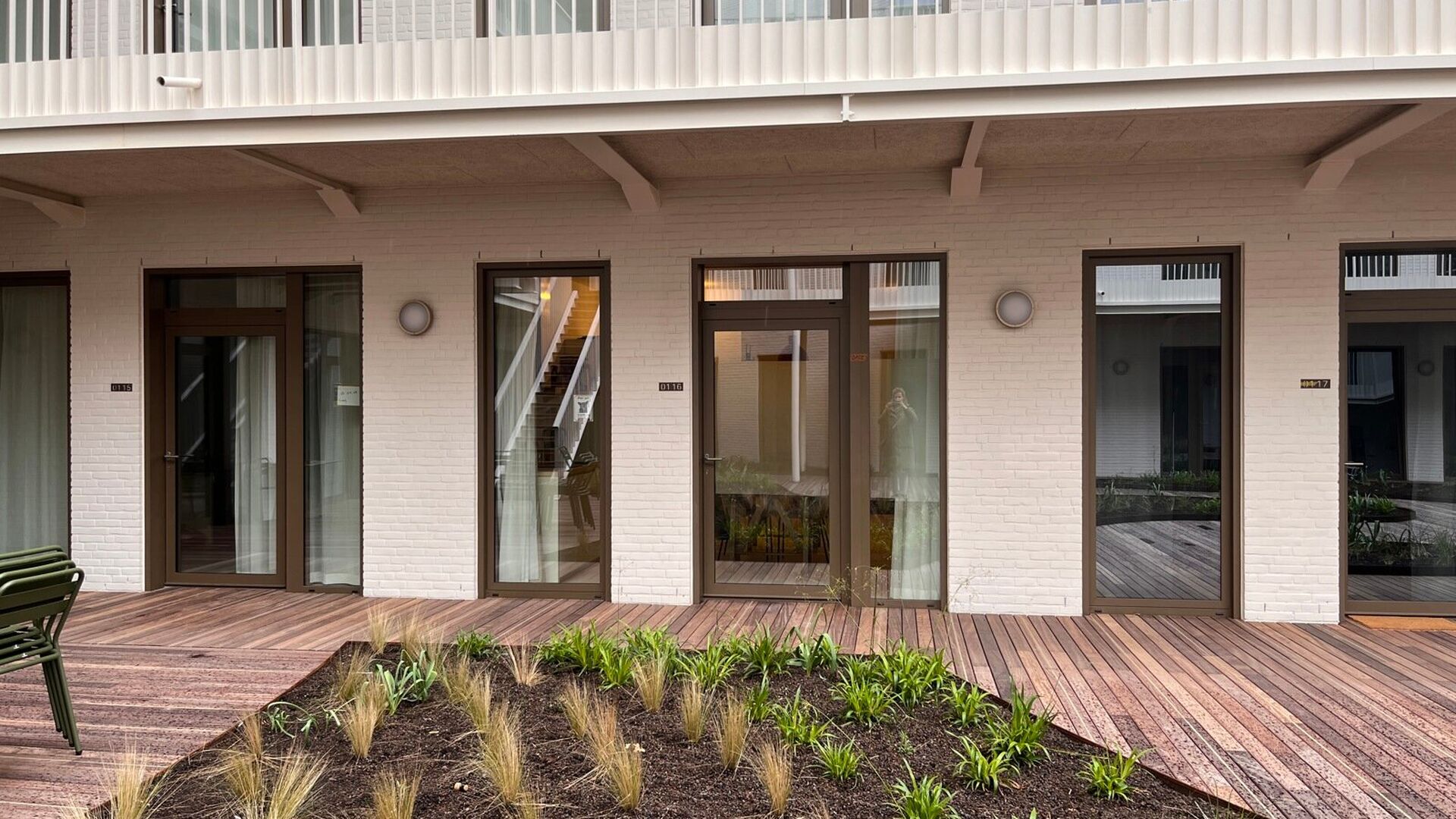 STUDENTS ONLY!

Residence YOU, located in the middle of Bondgenotenlaan, is the new hotspot for students. This cozy studio is situated at the back on garden level and measures 28 m&sup2;. The studio includes a desk, dining table, fully equipped kitchen, built