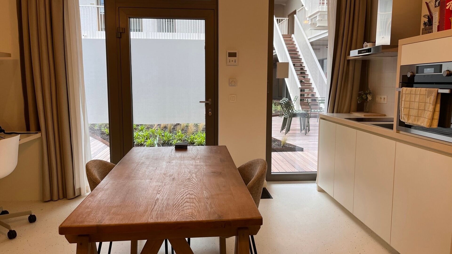 STUDENTS ONLY!

Residence YOU, located in the middle of Bondgenotenlaan, is the new hotspot for students. This cozy studio is situated at the back on garden level and measures 28 m&sup2;. The studio includes a desk, dining table, fully equipped kitchen, built