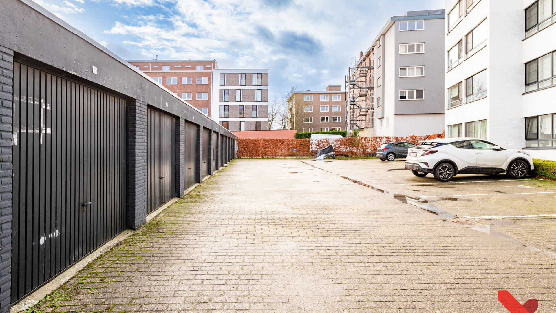 Welcome to this comfortable student studio, ideally located for a carefree student life!

This studio is for individual use only and is fully furnished with a bed, desk, table, bookshelf, and wardrobe. It also has a private equipped kitchen, shower, and t