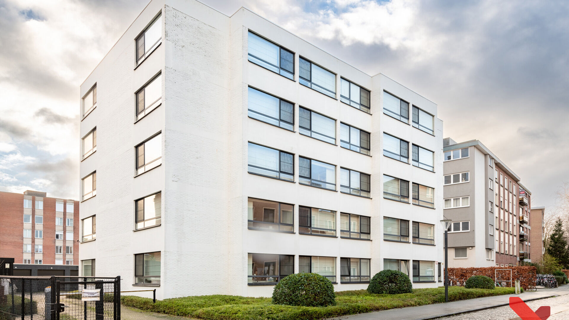 Welcome to this comfortable student studio, ideally located for a carefree student life!

This studio is for individual use only and is fully furnished with a bed, desk, table, bookshelf, and wardrobe. It also features a private equipped kitchen, shower, 