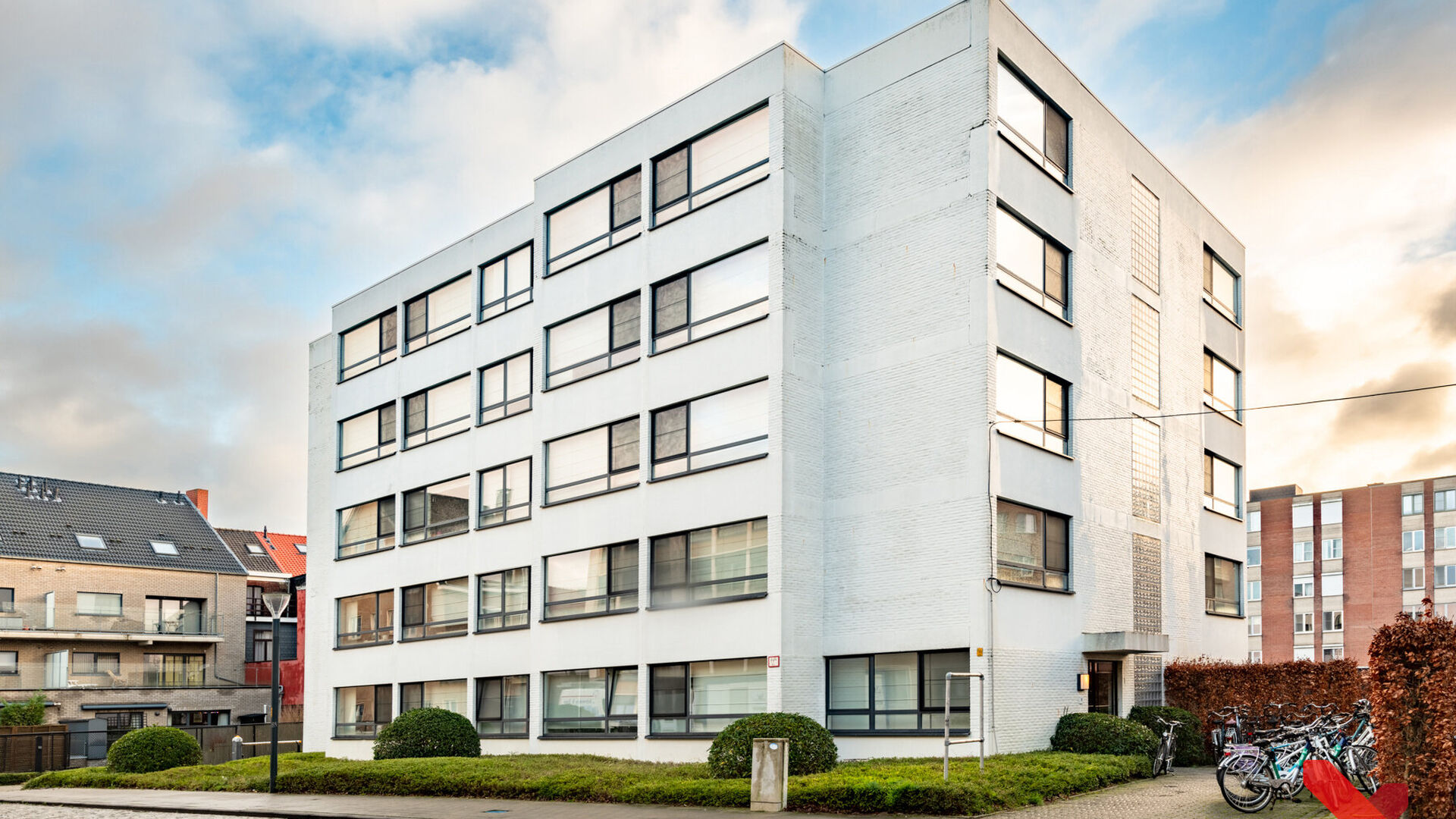 Welcome to this comfortable student studio, ideally located for a carefree student life!

This studio is for individual use only and is fully furnished with a bed, desk, table, bookshelf, and wardrobe. It also has a private equipped kitchen, shower, and t