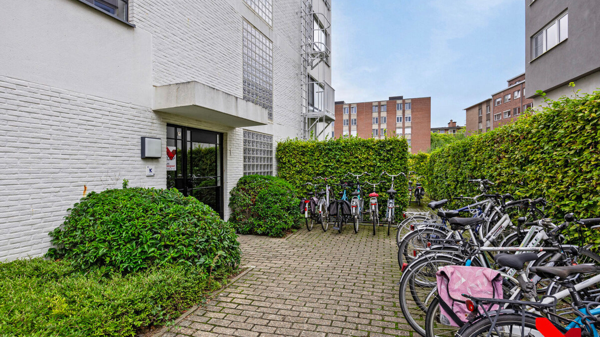 Welcome to this comfortable student studio, ideally located for a carefree student life!

This studio is for individual use only and is fully furnished with a bed, desk, table, bookshelf, and wardrobe. It also has a private equipped kitchen, shower, and t