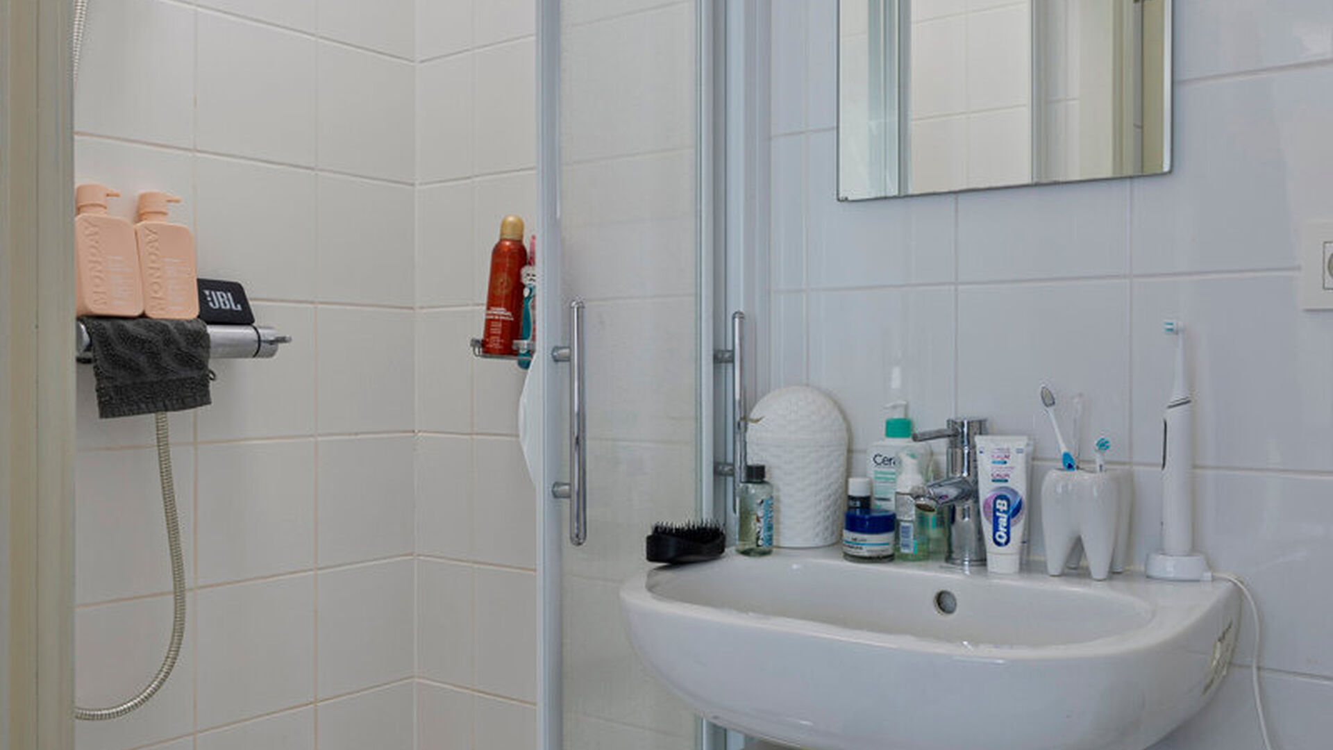 Welcome to this comfortable student studio, ideally located for a carefree student life!

This studio is for individual use only and is fully furnished with a bed, desk, table, bookshelf, and wardrobe. It also features a private equipped kitchen, shower, 