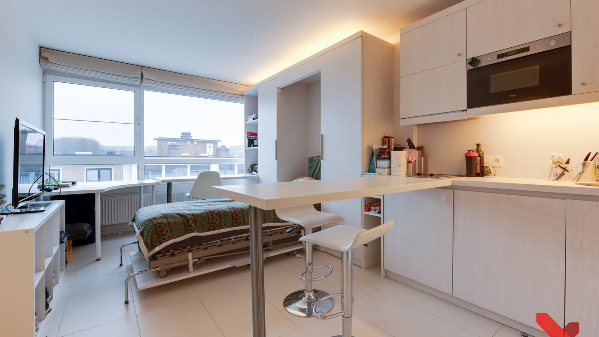 Welcome to this spacious student studio located in the heart of Leuven! 
This spacious studio has an installed kitchenette, private bathroom and an installed furniture with folding bed.
Thanks to the large windows you can also enjoy pleasant natural dayli