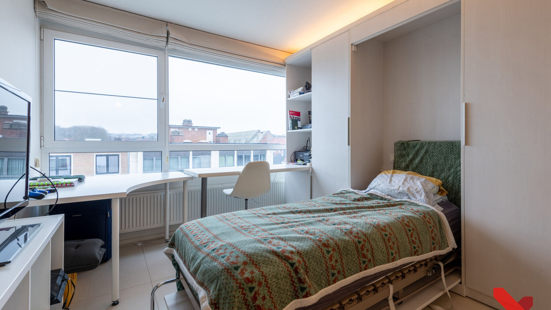 Welcome to this spacious student studio located in the heart of Leuven! 
This spacious studio has an installed kitchenette, private bathroom and an installed furniture with folding bed.
Thanks to the large windows you can also enjoy pleasant natural dayli