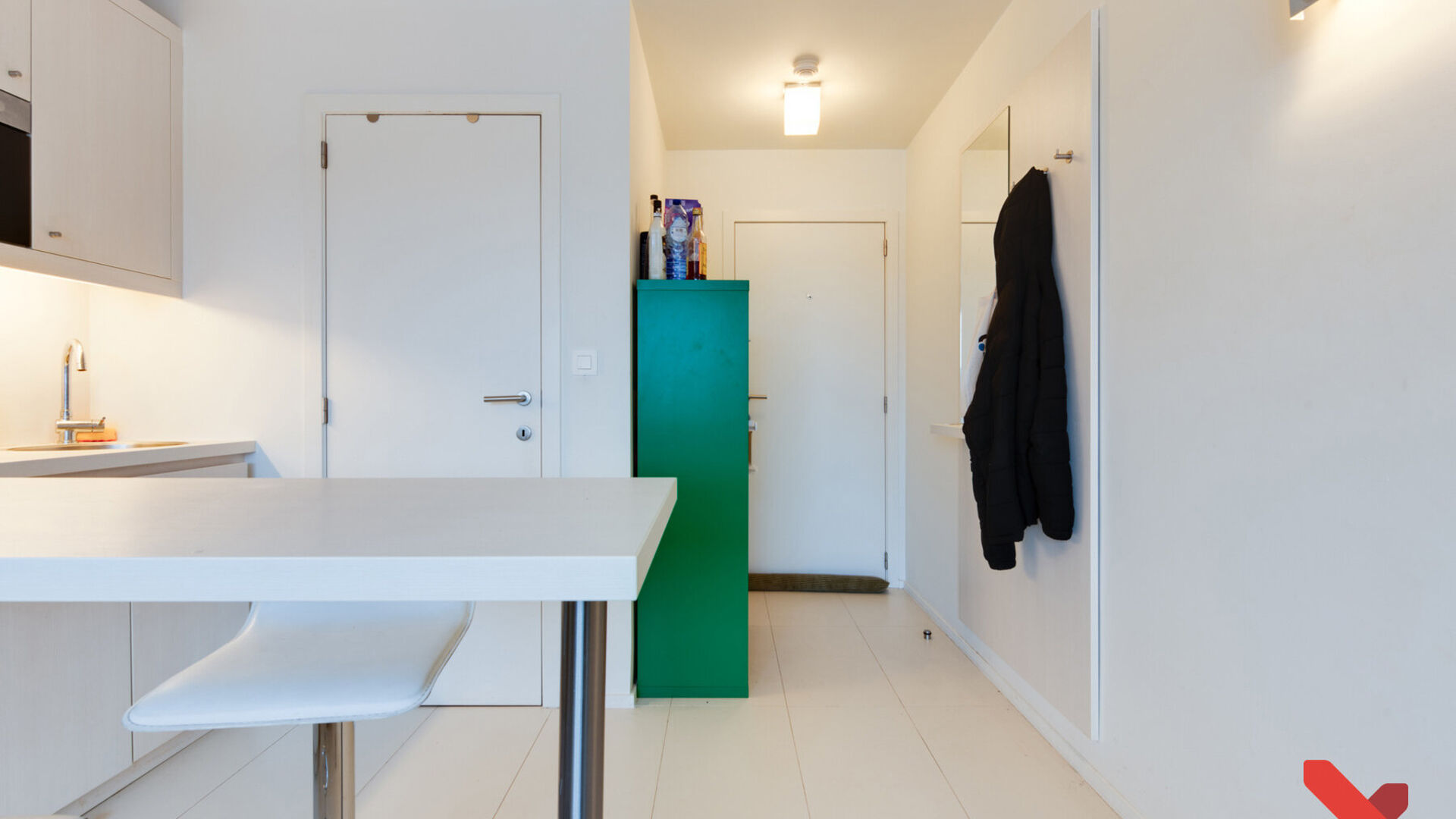 Welcome to this spacious student studio located in the heart of Leuven! 
This spacious studio has an installed kitchenette, private bathroom and an installed furniture with folding bed.
Thanks to the large windows you can also enjoy pleasant natural dayli