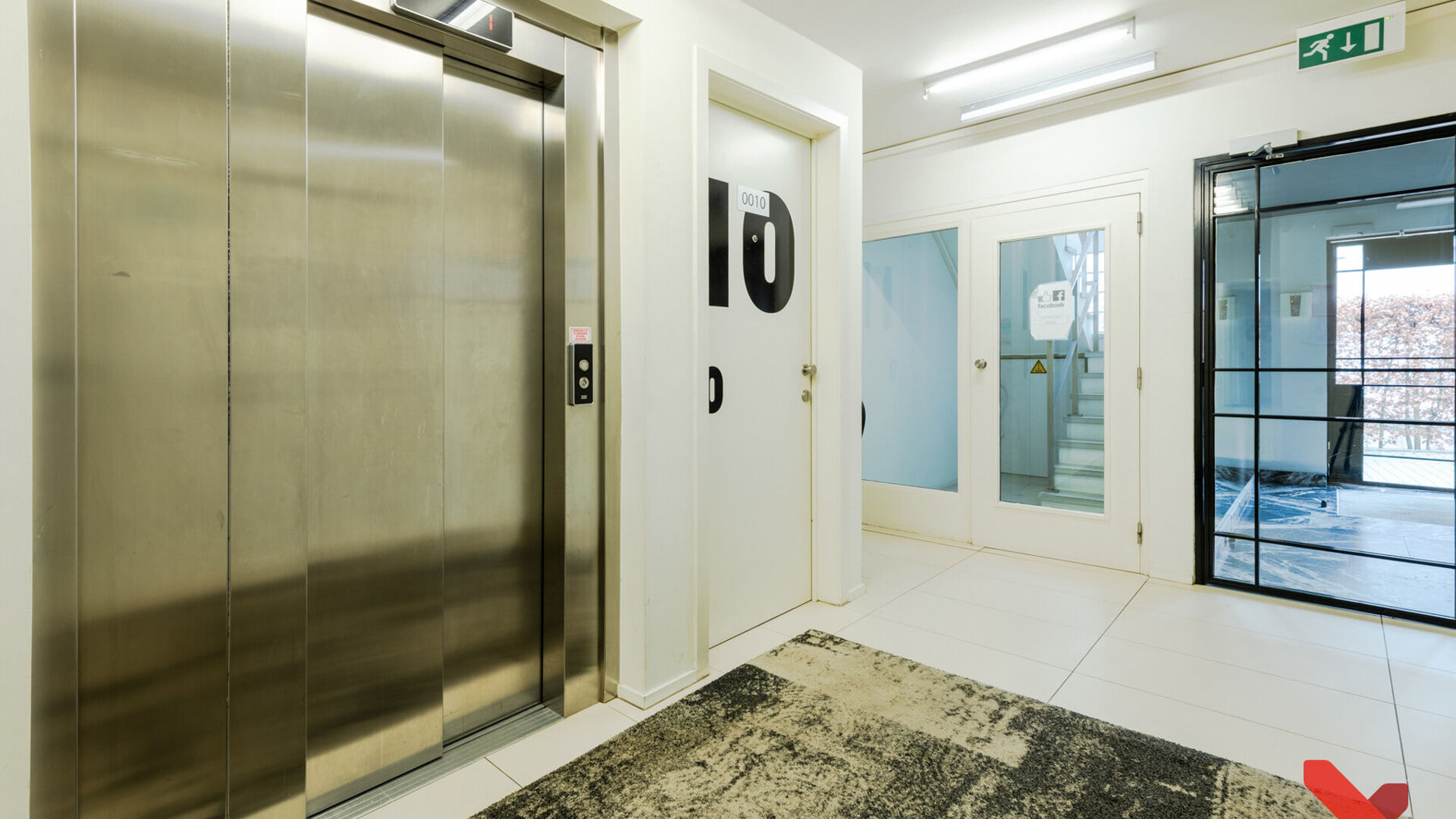 Welcome to this spacious student studio located in the heart of Leuven! 
This spacious studio has an installed kitchenette, private bathroom and an installed furniture with folding bed.
Thanks to the large windows you can also enjoy pleasant natural dayli