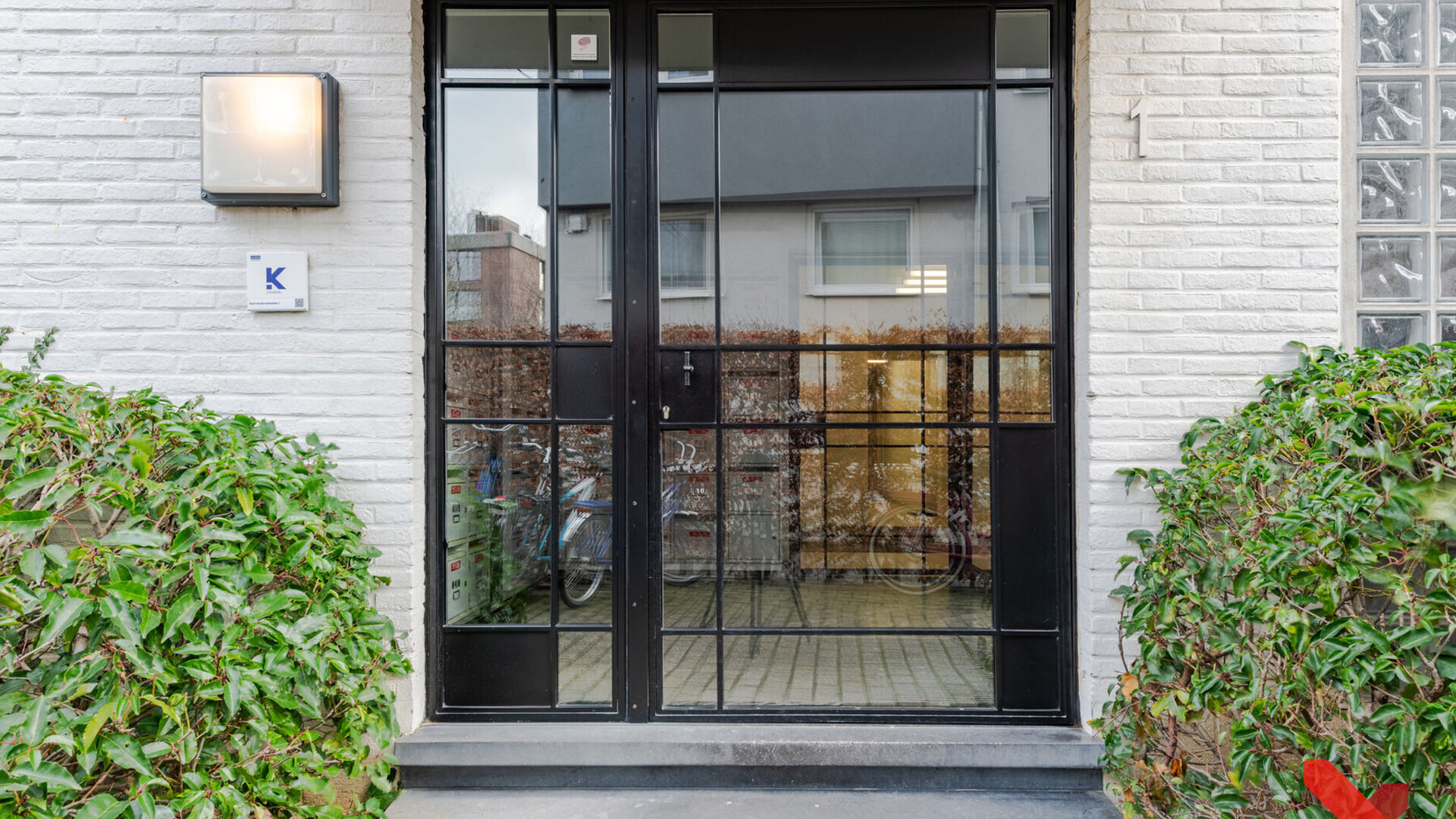 Welcome to this spacious student studio located in the heart of Leuven! 
This spacious studio has an installed kitchenette, private bathroom and an installed furniture with folding bed.
Thanks to the large windows you can also enjoy pleasant natural dayli