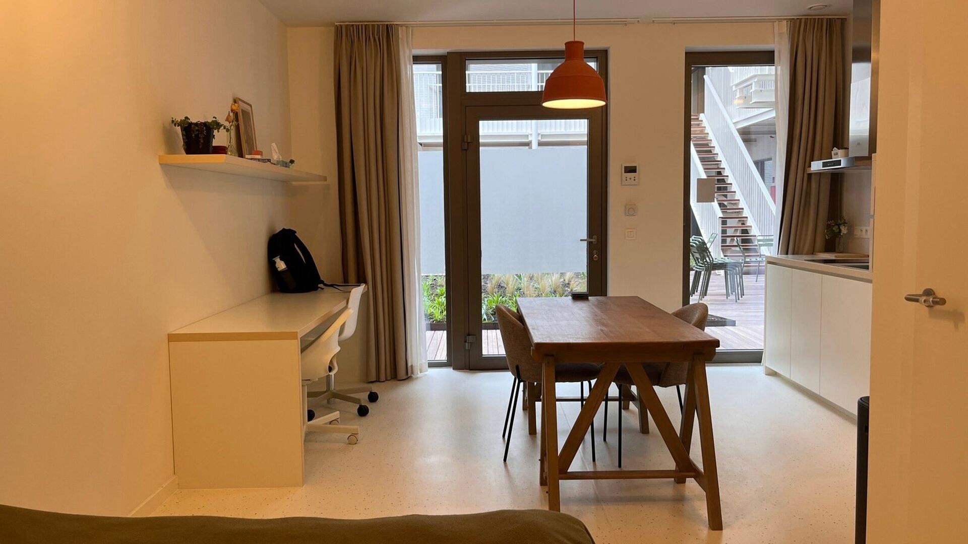 Residence YOU, in the middle on Bondgenoten Avenue, is the new hot spot for students. This cozy studio is located in the back on the garden level and measures 28 m&sup2;. The studio includes a desk, dining table, fully equipped kitchen, built-in closet, doubl