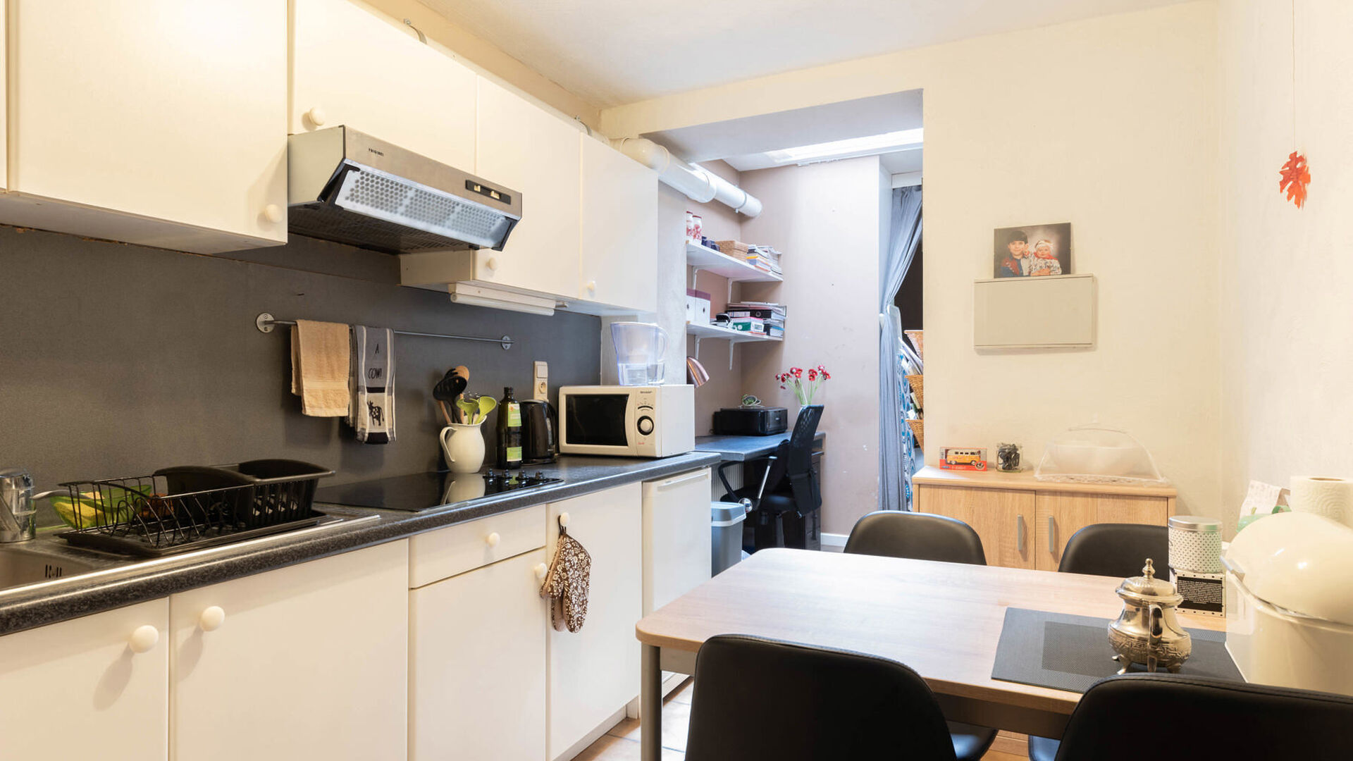ONLY FOR STUDENTS: Are you looking for a cozy and snug little apartment in the heart of Leuven? This cozy studio apartment offers everything you need for comfortable city living.
Location:
This apartment is ideally located within Leuven's ring road, jus