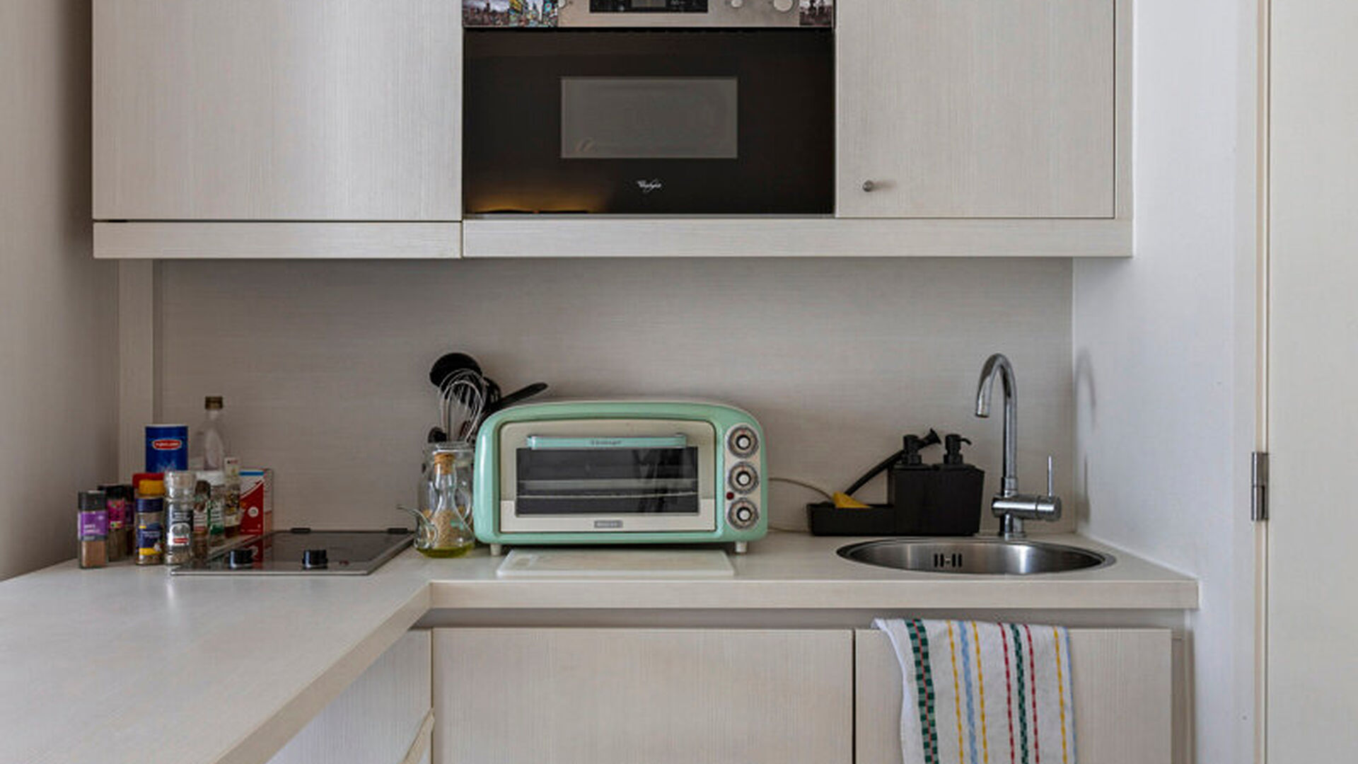 Welcome to this comfortable student studio, ideally located for a carefree student life!

This studio is for individual use only and is fully furnished with a bed, desk, table, bookshelf, and wardrobe. It also has a private equipped kitchen, shower, and t