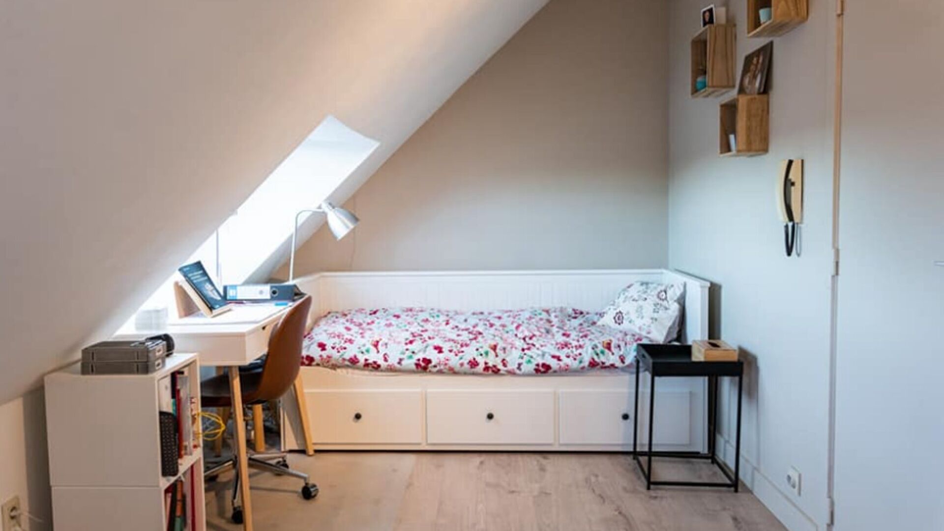 ONLY FOR STUDENTS: This rooftop studio is located on the fourth floor of a small residence on the green Cardinal Mercier Avenue. It is fully furnished with double bed, desk, table, built-in kitchenette with refrigerator with freezer, microwave, oven. Bath