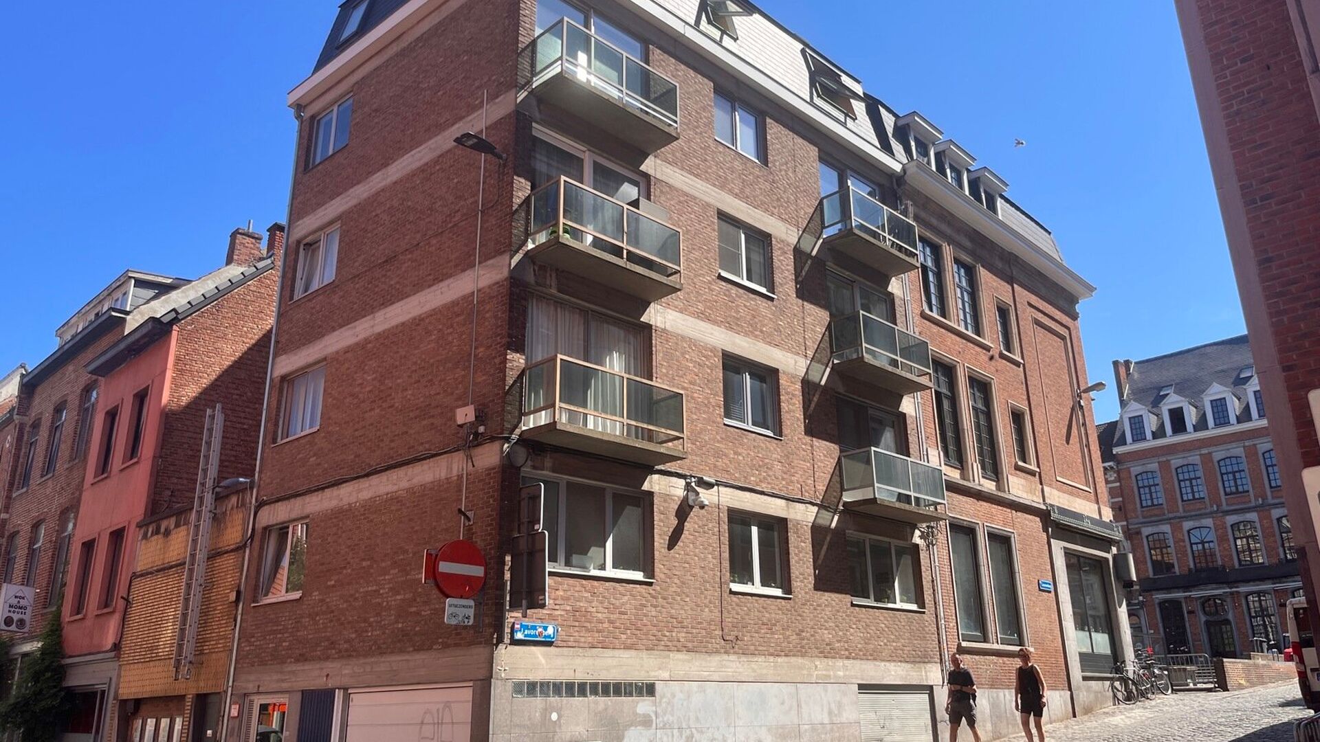 ONLY FOR STUDENTS: Cool bright studio, in Paris Street, on the corner with side street of Old Market. The studio has a sleeping area, desk, and equipped kitchen. Bathroom with shower, sink and toilet. 2 Large velux windows bathe the studio in light. 
Imme