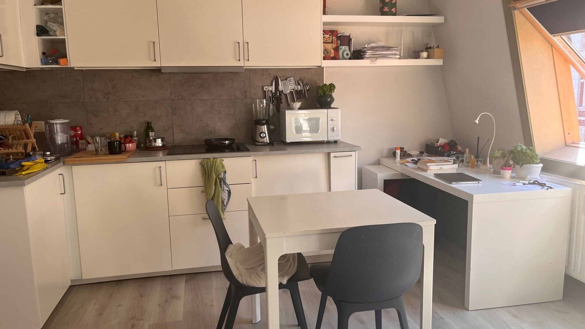 ONLY FOR STUDENTS: Cool bright studio, in Paris Street, on the corner with side street of Old Market. The studio has a sleeping area, desk, and equipped kitchen. Bathroom with shower, sink and toilet. 2 Large velux windows bathe the studio in light. 
Imme