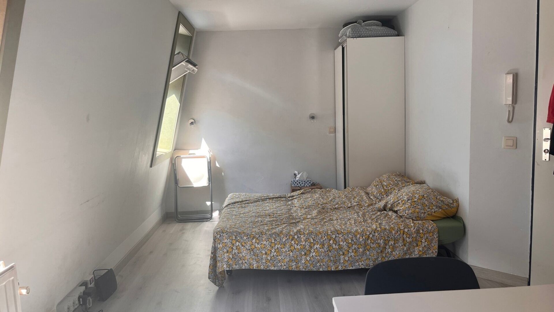 ONLY FOR STUDENTS: Cool bright studio, in Paris Street, on the corner with side street of Old Market. The studio has a sleeping area, desk, and equipped kitchen. Bathroom with shower, sink and toilet. 2 Large velux windows bathe the studio in light. 
Imme