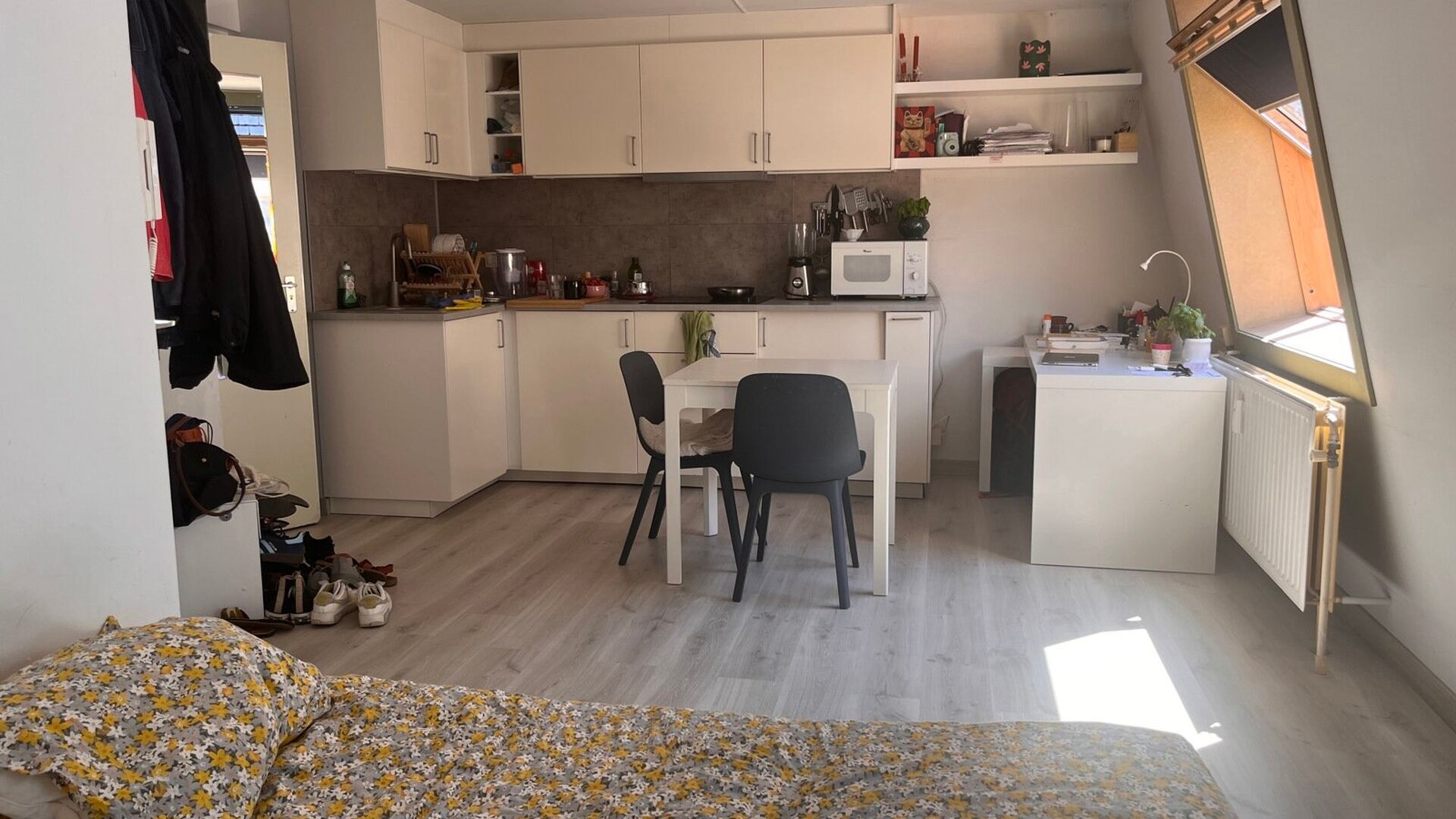 ONLY FOR STUDENTS: Cool bright studio, in Paris Street, on the corner with side street of Old Market. The studio has a sleeping area, desk, and equipped kitchen. Bathroom with shower, sink and toilet. 2 Large velux windows bathe the studio in light. 
Imme