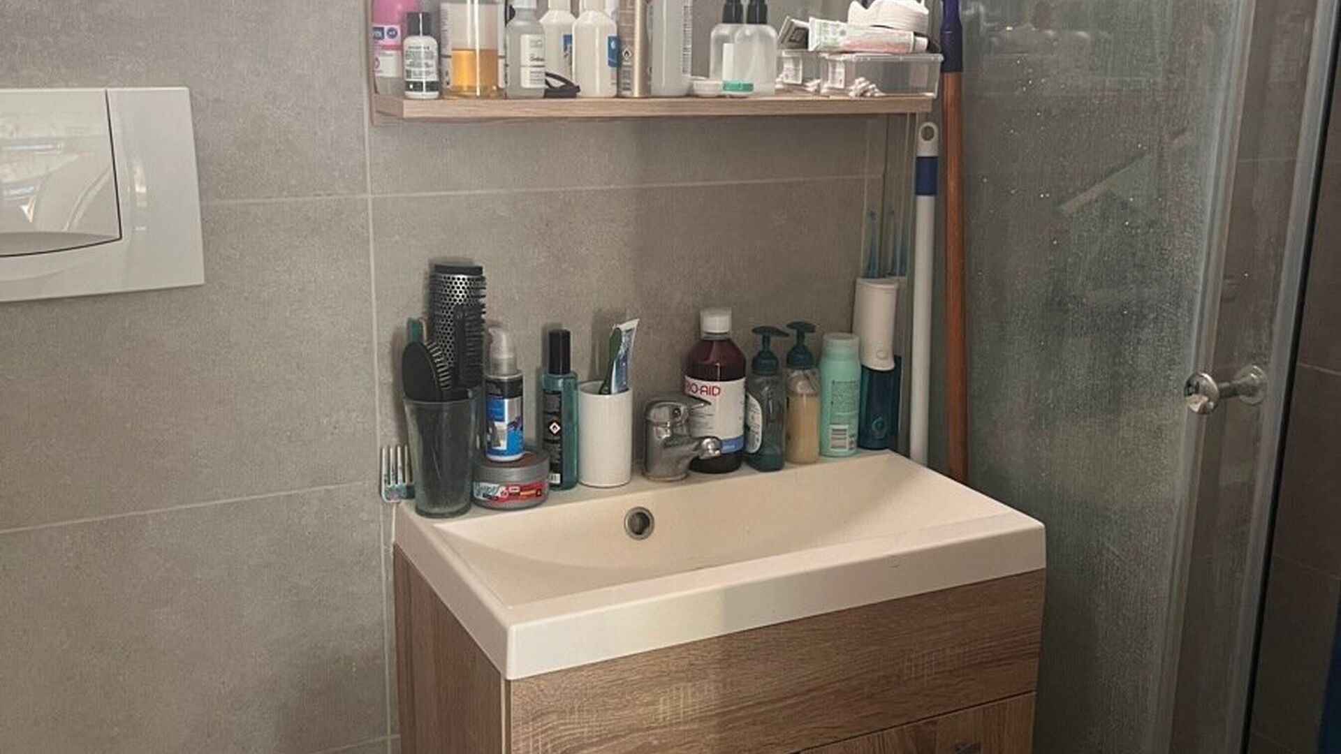 ONLY FOR STUDENTS: Cool bright studio, in Paris Street, on the corner with side street of Old Market. The studio has a sleeping area, desk, and equipped kitchen. Bathroom with shower, sink and toilet. 2 Large velux windows bathe the studio in light. 
Imme